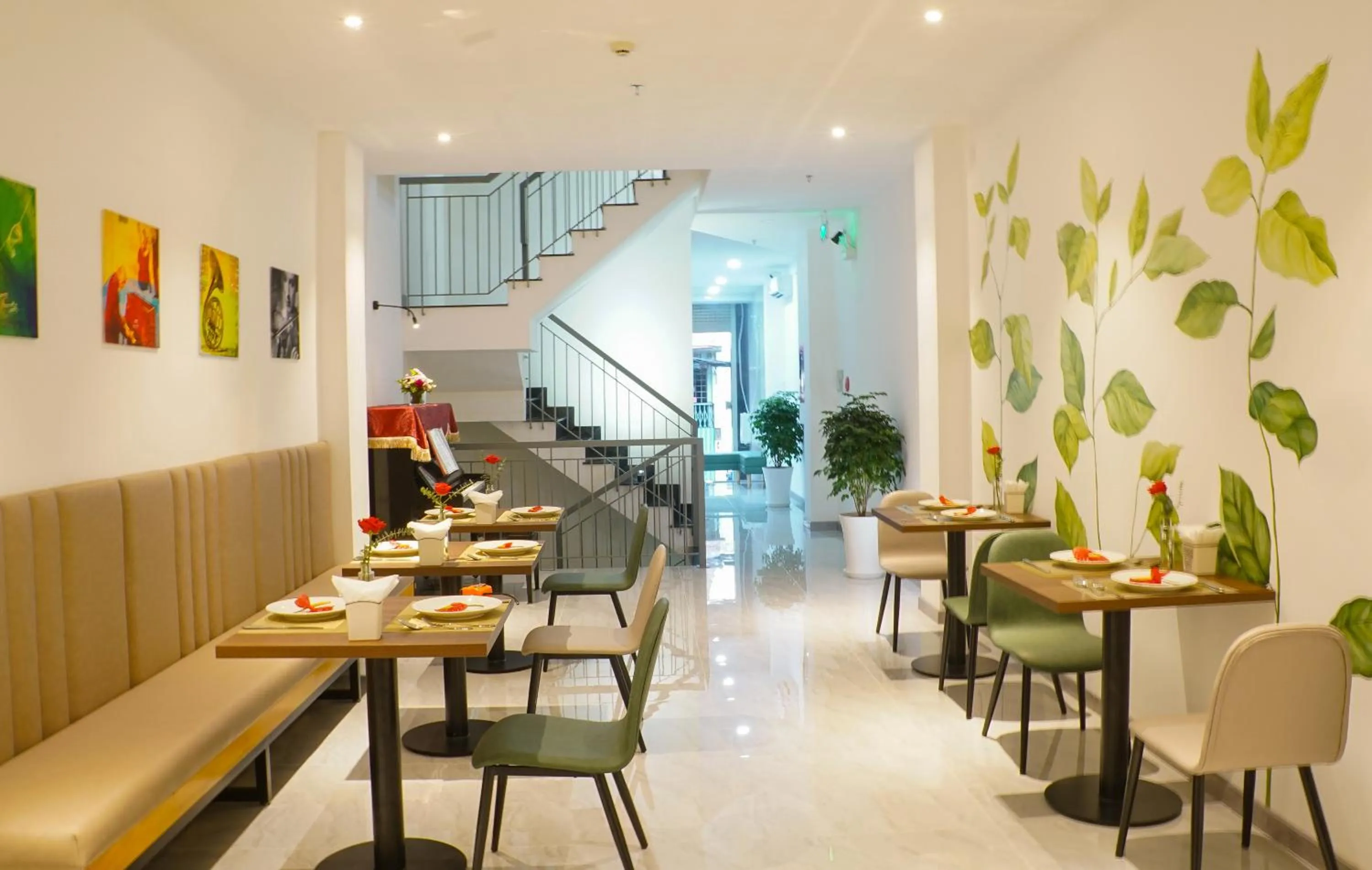 Restaurant/places to eat in PIANO HOTEL