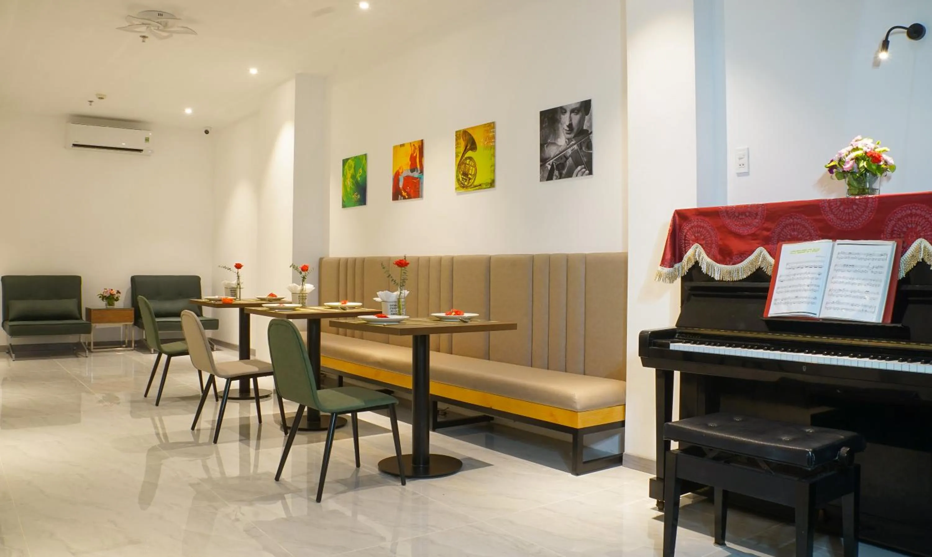 Restaurant/places to eat in PIANO HOTEL