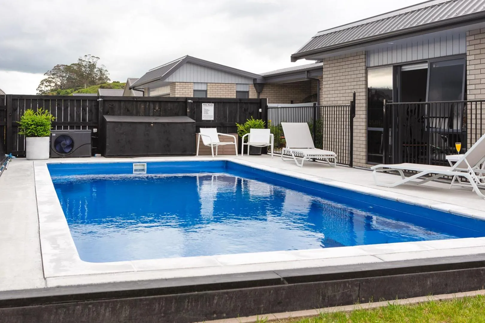 Swimming pool in Parkside Boutique Lodge