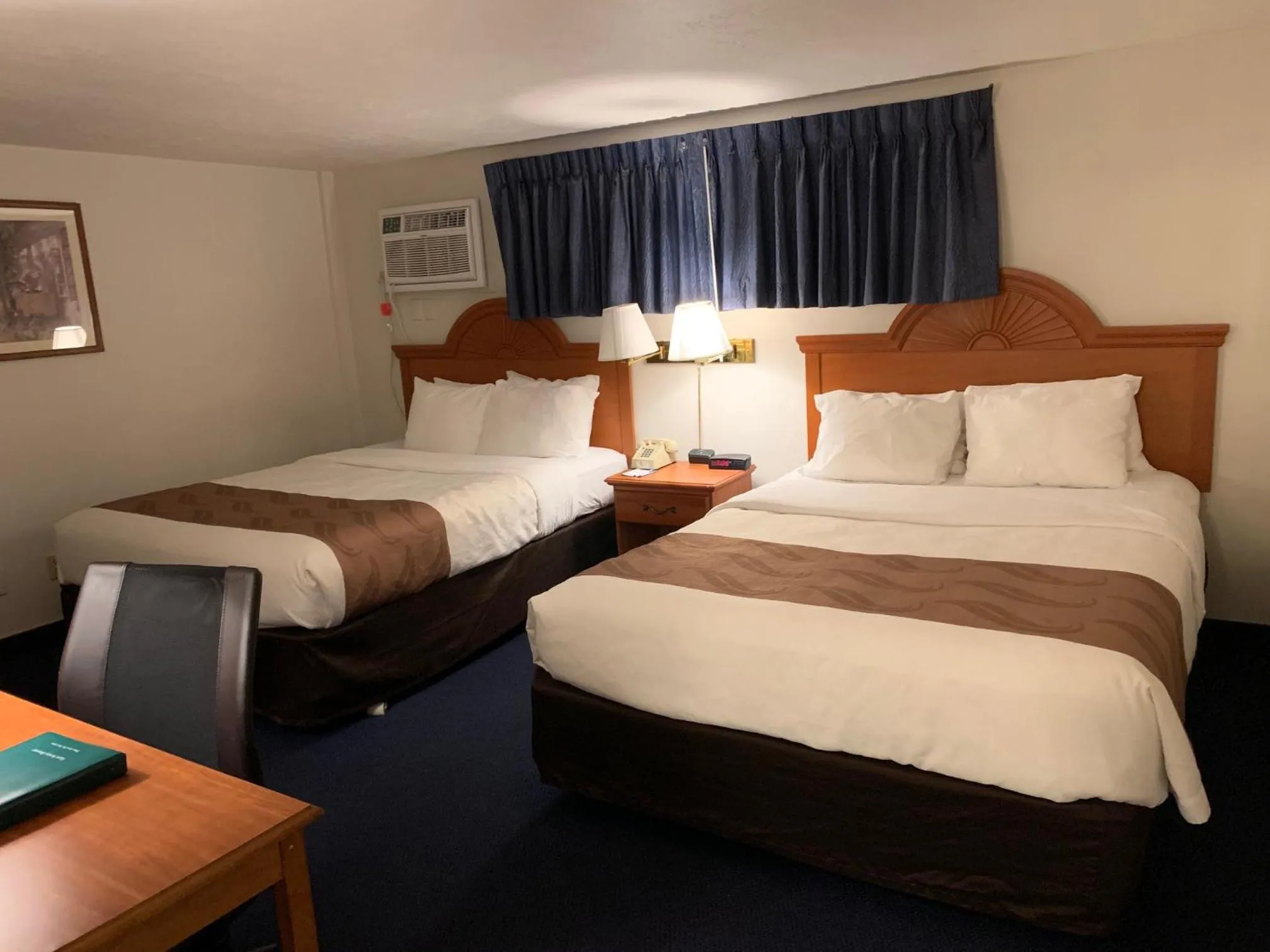Photo of the whole room, Bed in America's Best Value Inn Sandpoint