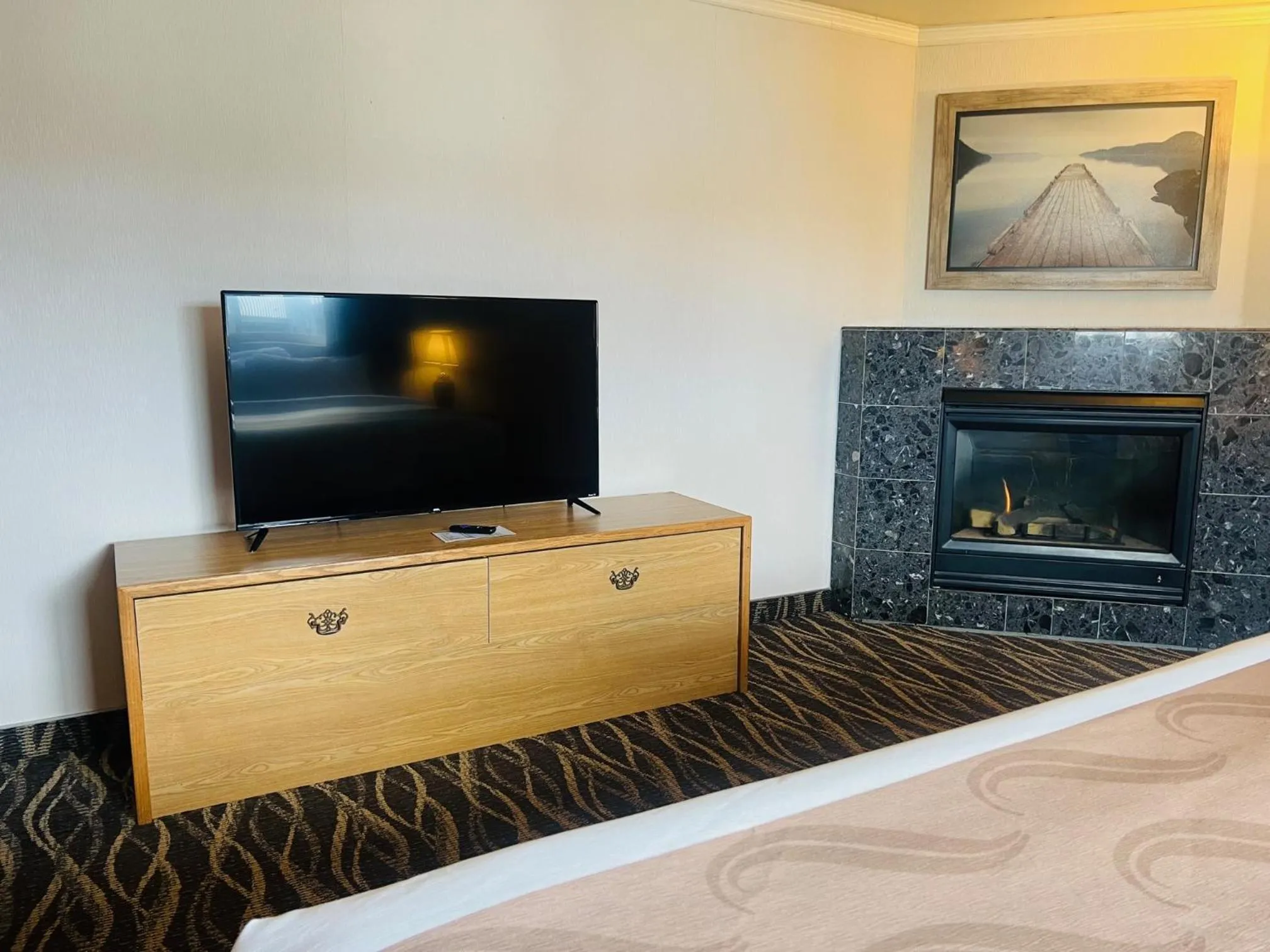 TV and multimedia in America's Best Value Inn Sandpoint