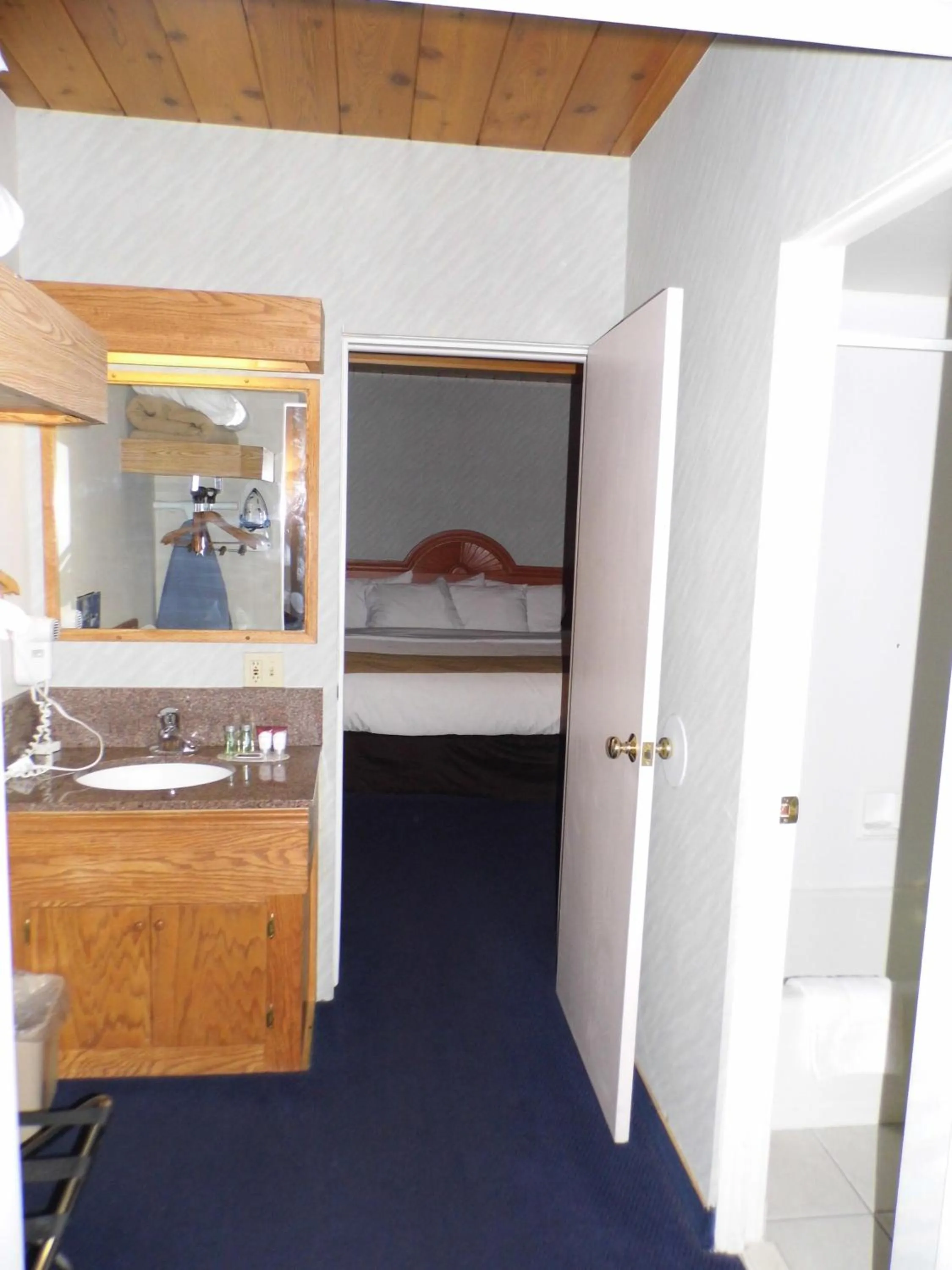 Bedroom in America's Best Value Inn Sandpoint
