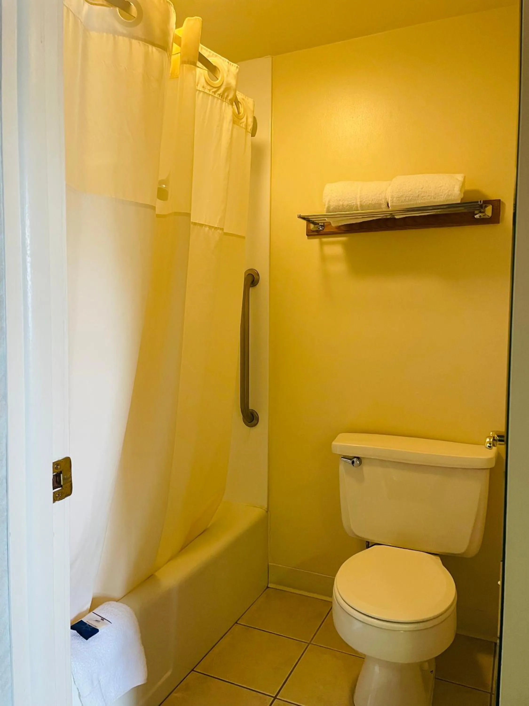 Bathroom in America's Best Value Inn Sandpoint