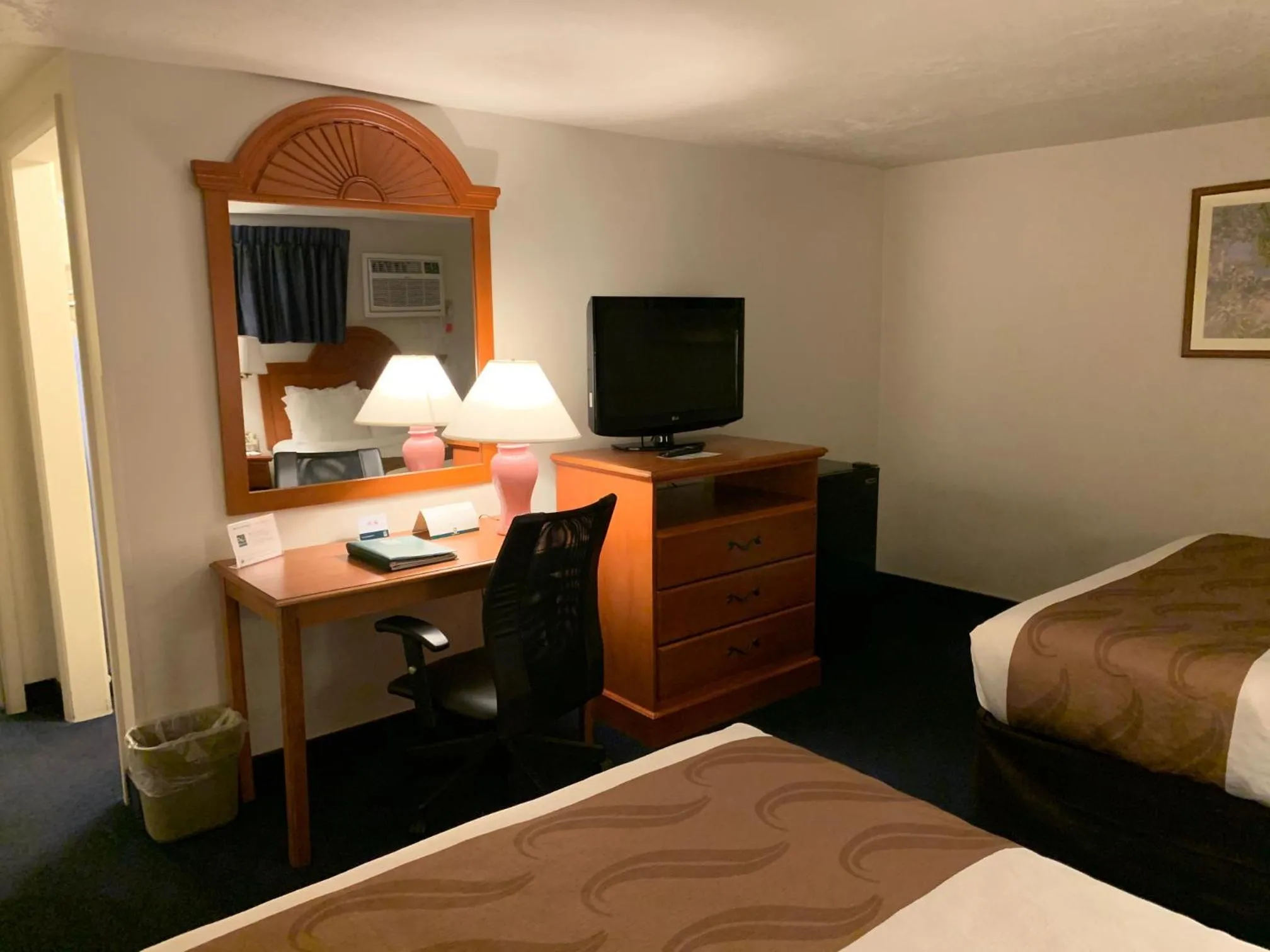 Photo of the whole room, Bed in America's Best Value Inn Sandpoint