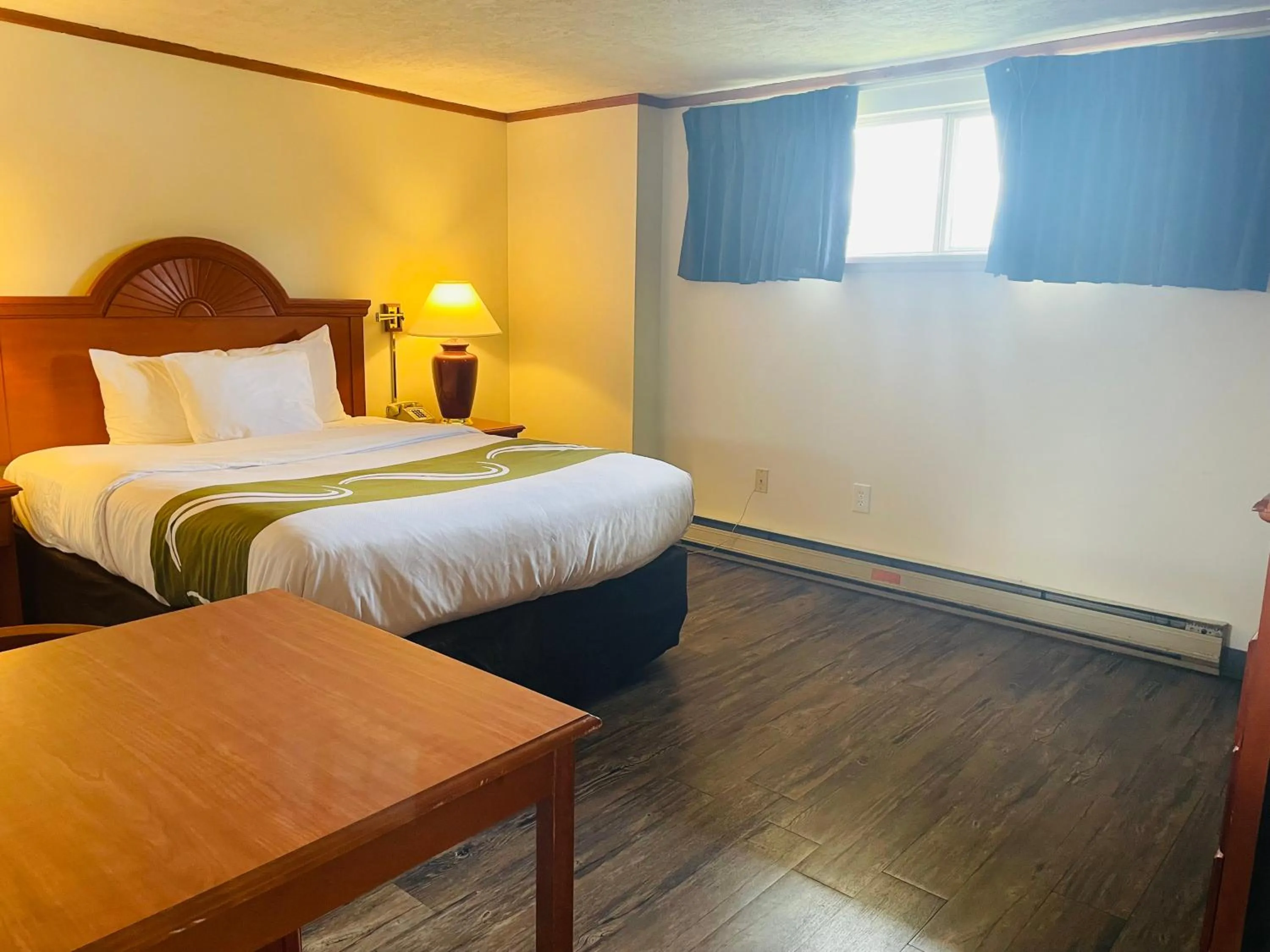 Bedroom, Bed in America's Best Value Inn Sandpoint