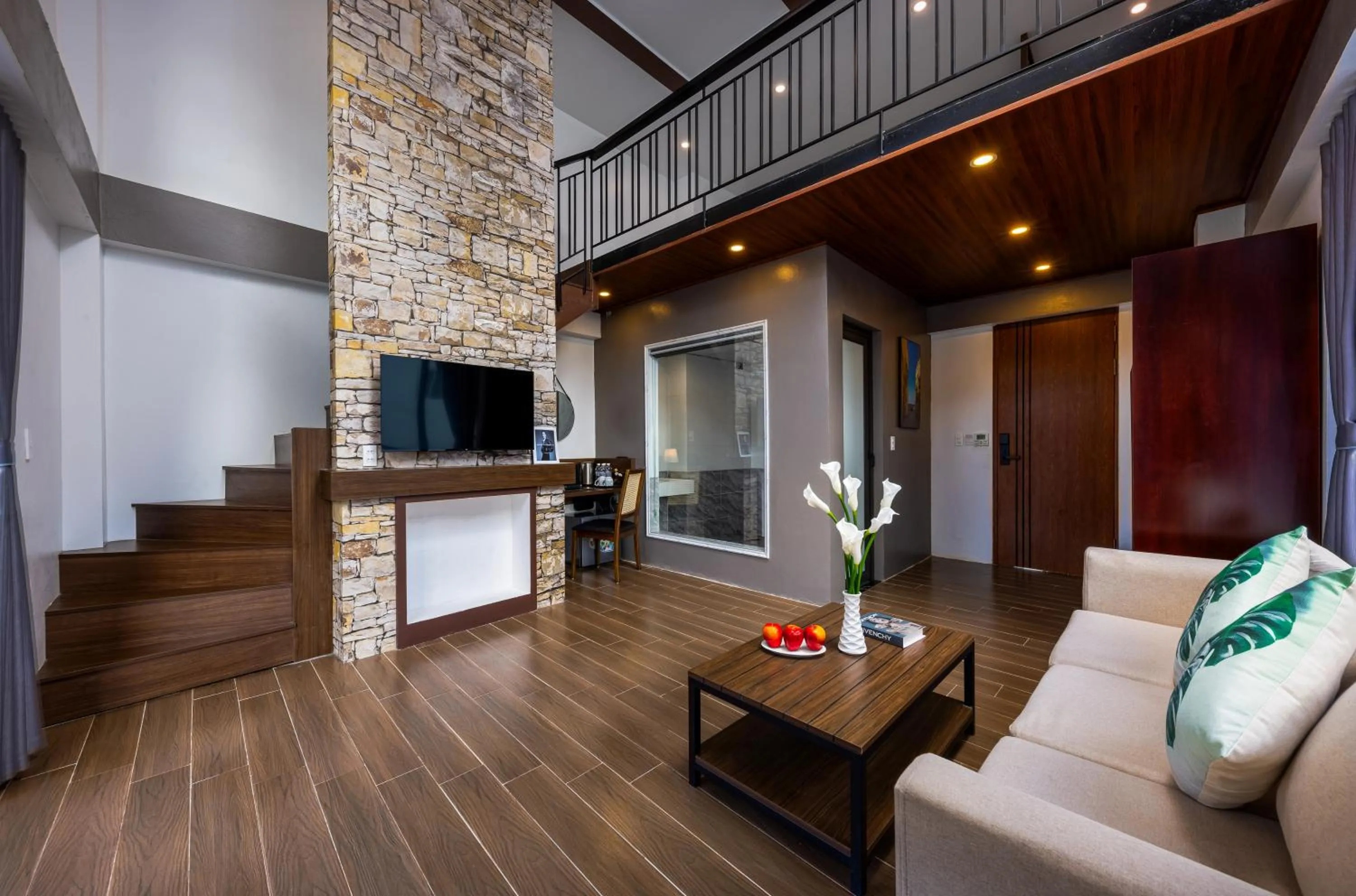 Communal lounge/ TV room in Cat Ba Green Pearl Hotel