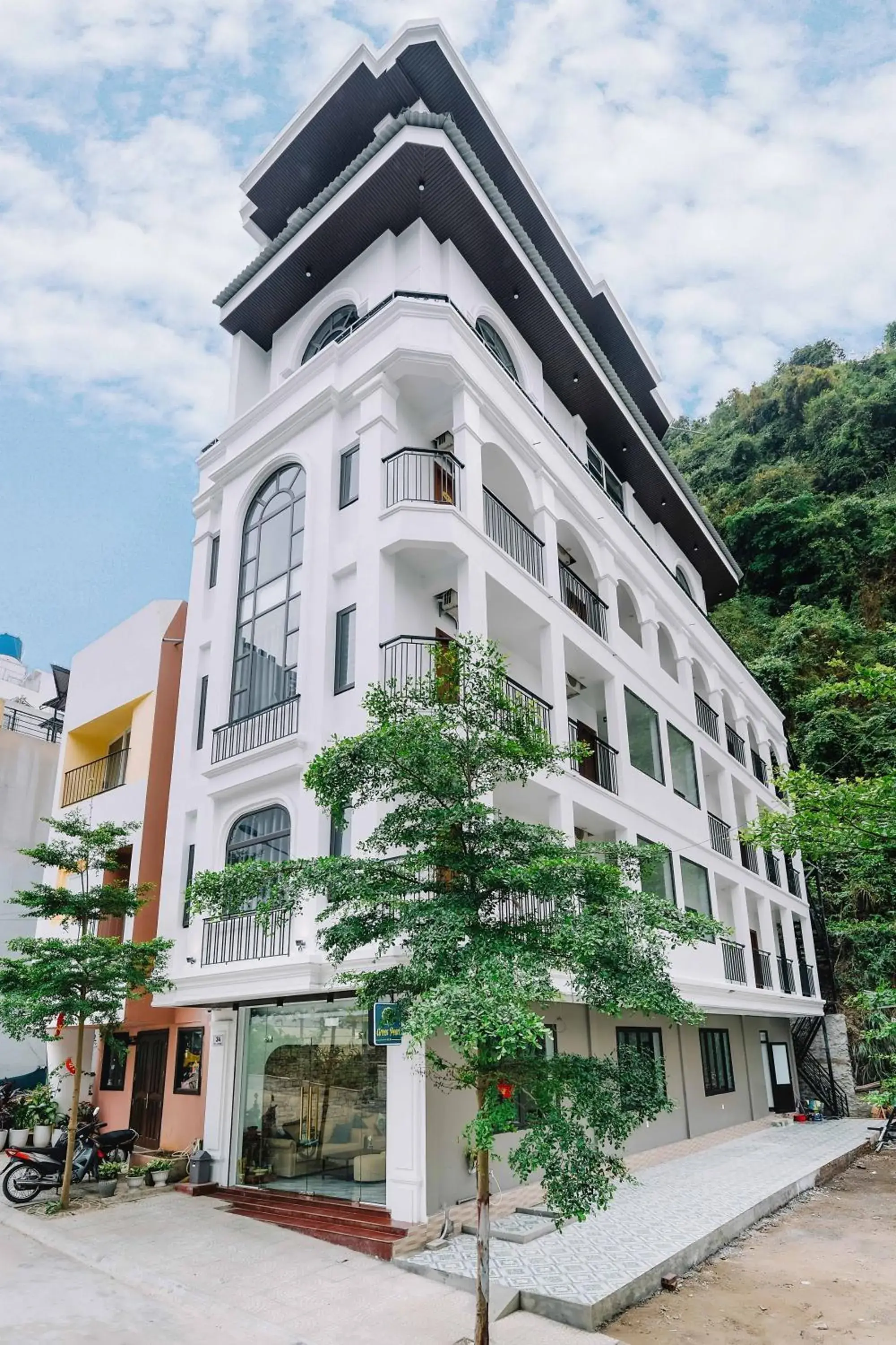 Property building in Cat Ba Green Pearl Hotel Property building in Cat Ba Green Pearl Hotel