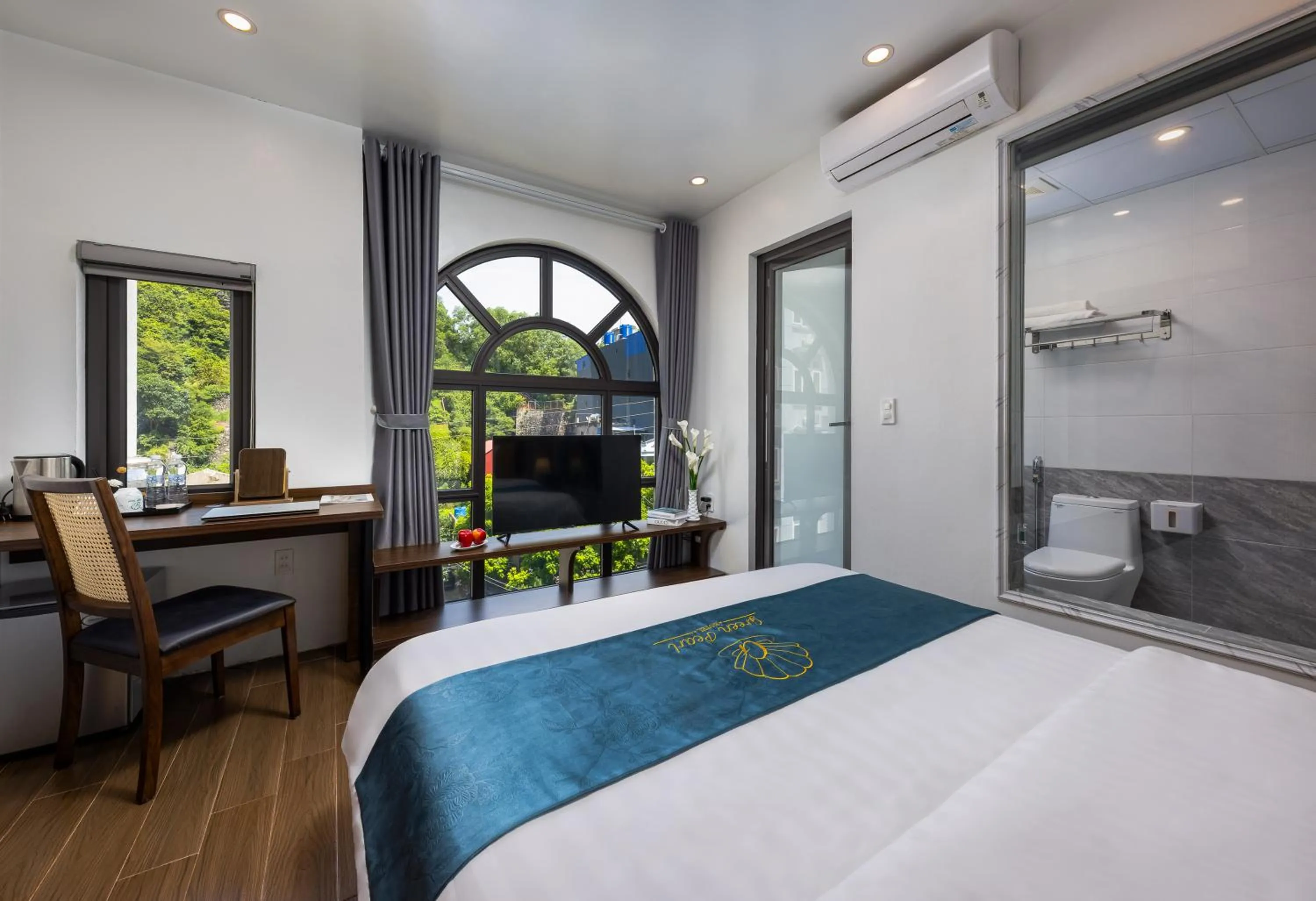 Bed in Cat Ba Green Pearl Hotel