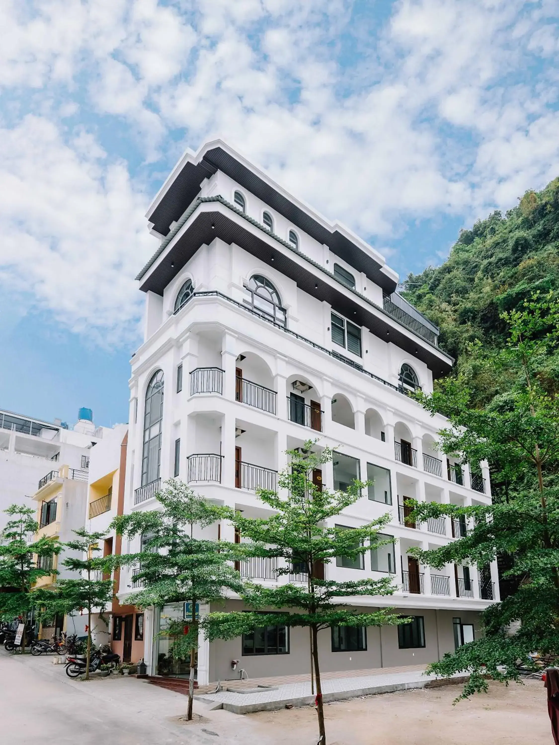 Property building in Cat Ba Green Pearl Hotel Property building in Cat Ba Green Pearl Hotel