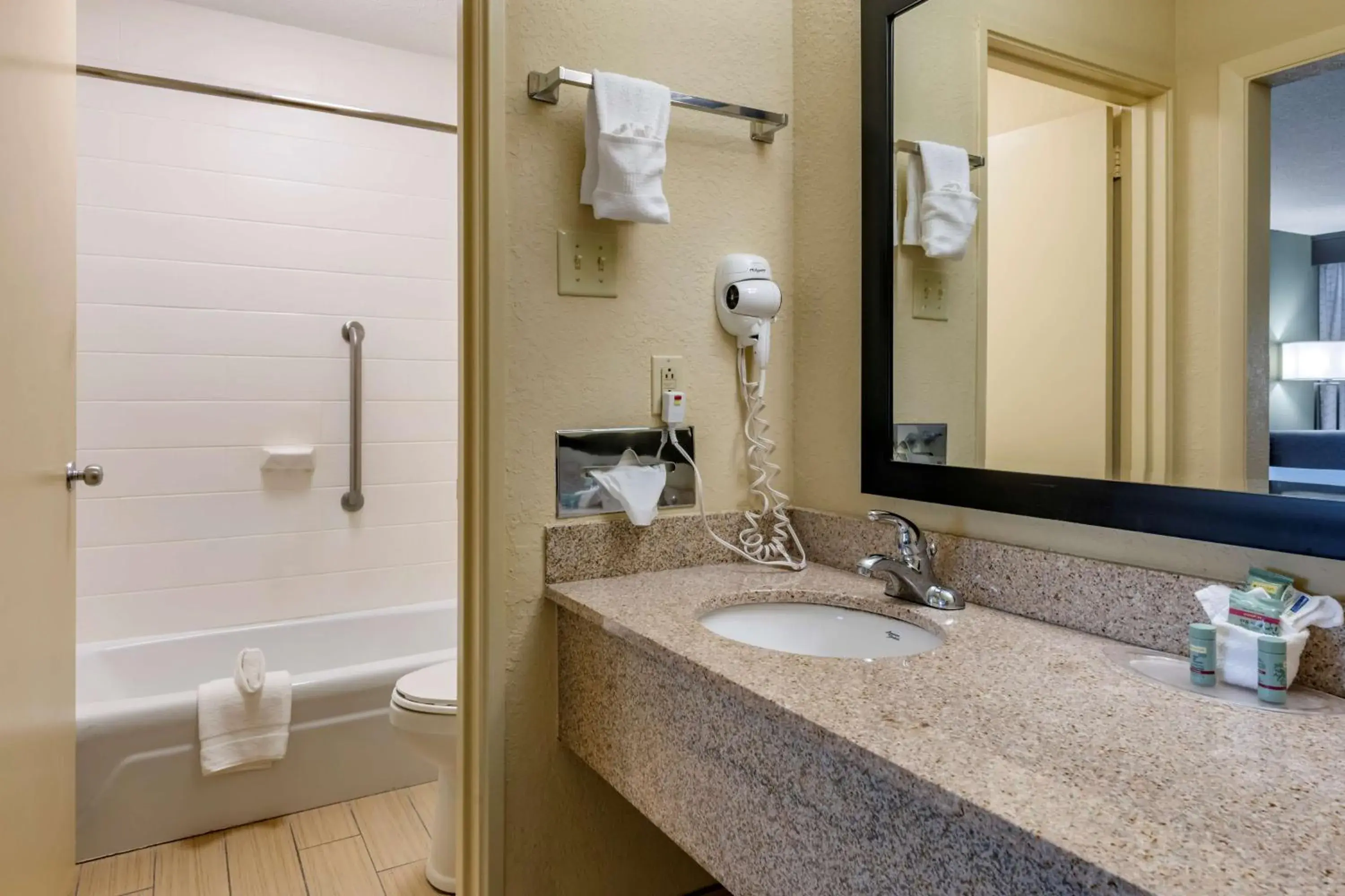 King Room - Pet-Friendly/Non-Smoking in Best Western Downtown Stuart King Room - Pet-Friendly/Non-Smoking in Best Western Downtown Stuart