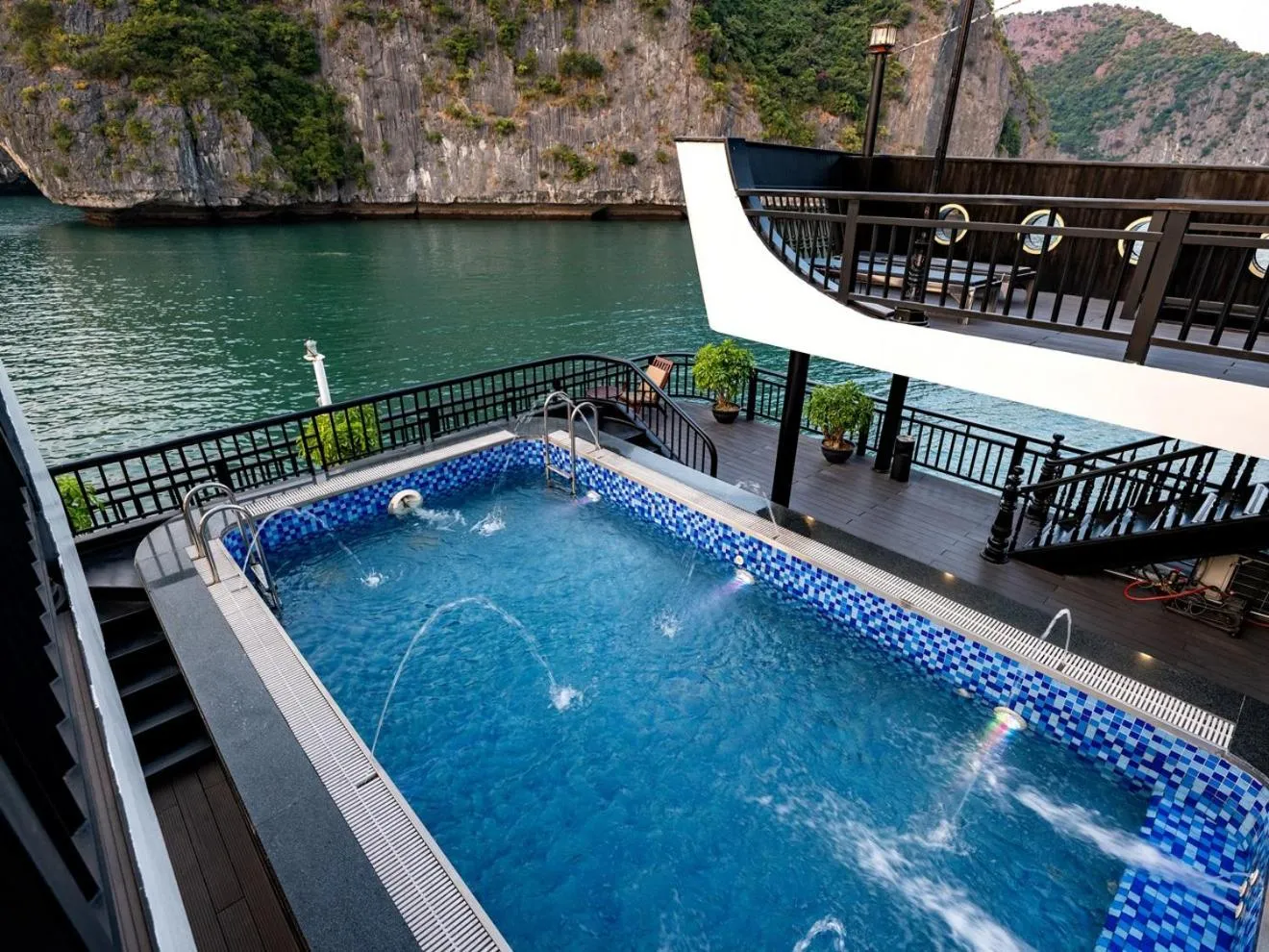 Swimming pool in Rita Cruise