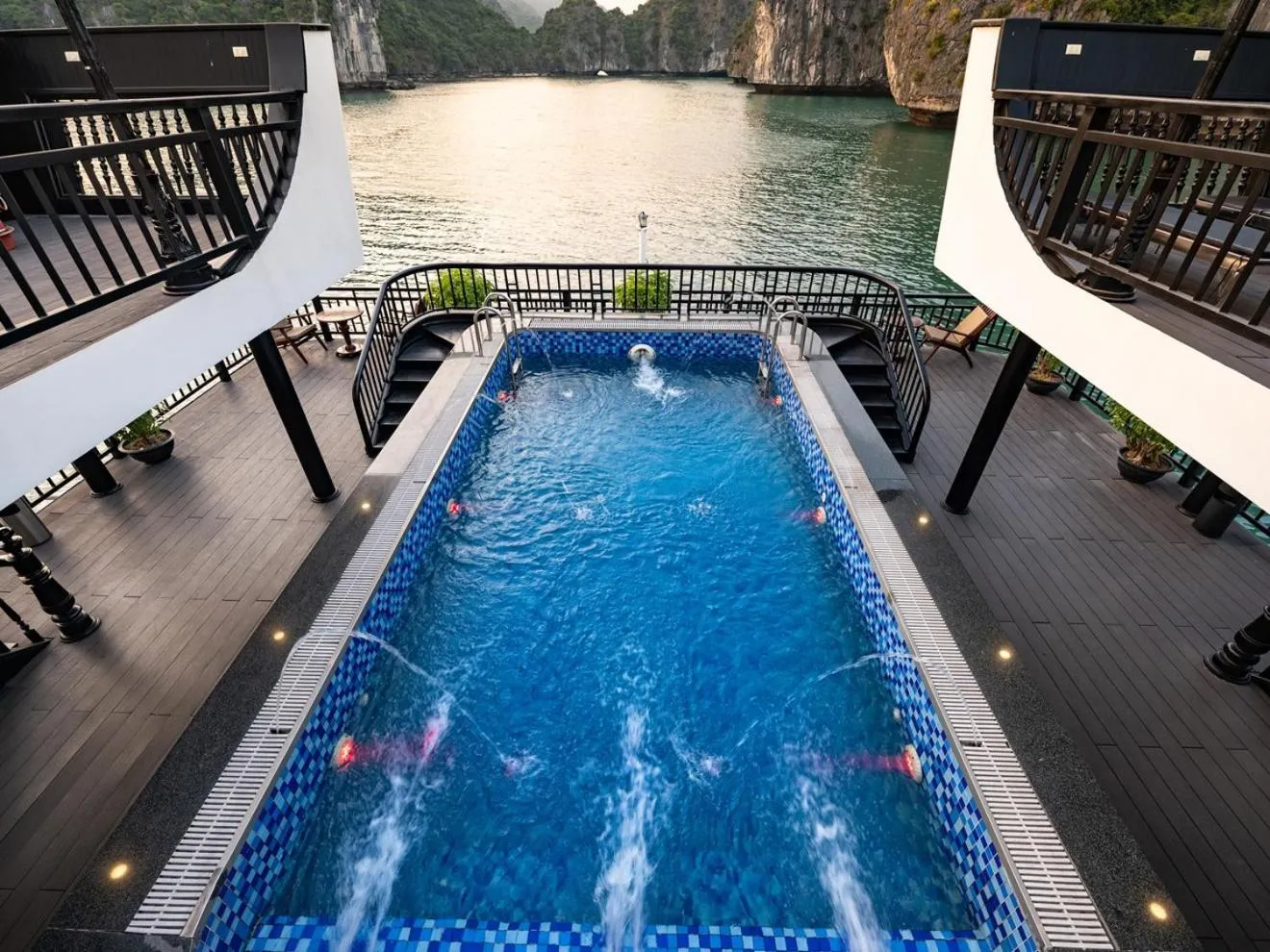 Swimming pool in Rita Cruise