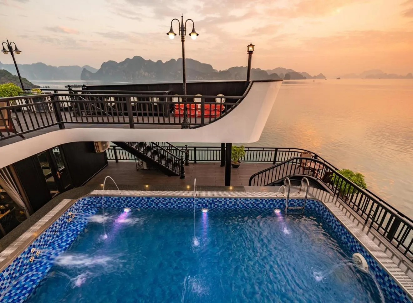 Swimming pool in Rita Cruise