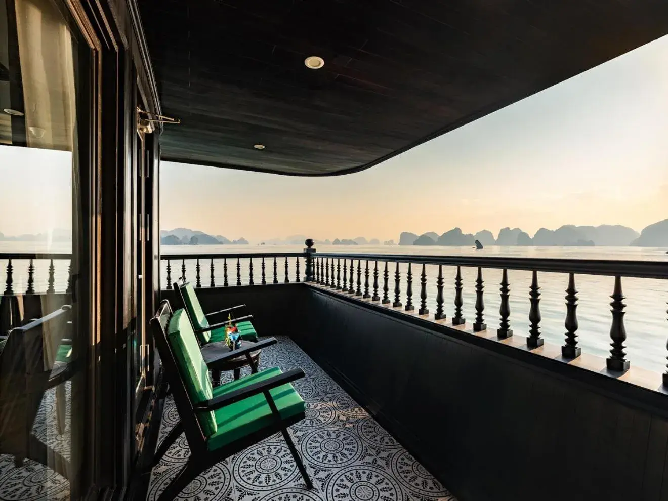 Royal suite private balcony & jacuzzi - 2 Day and 1 Night in Rita Cruise Royal suite private balcony & jacuzzi - 2 Day and 1 Night in Rita Cruise