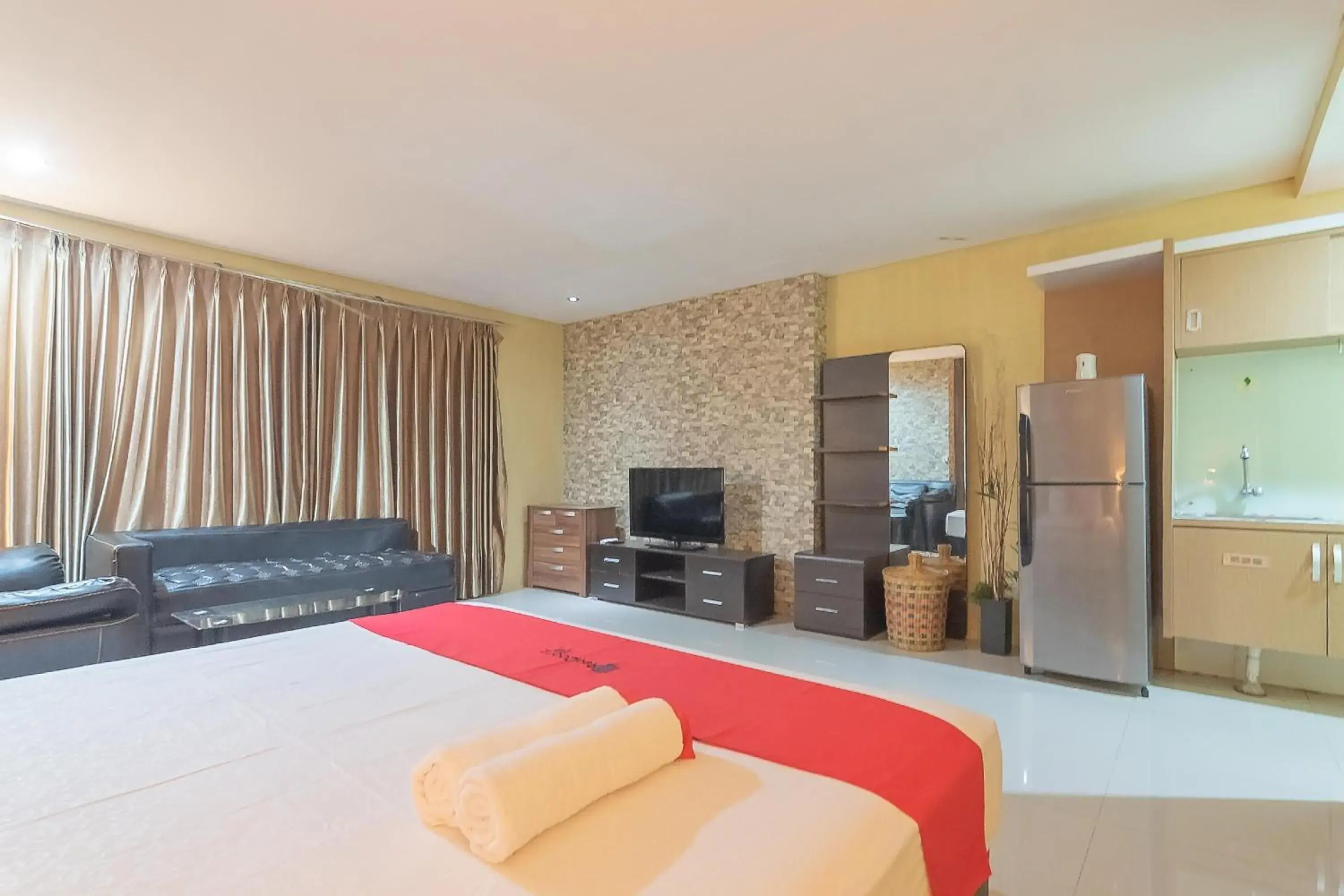 Photo of the whole room, Bed in RedDoorz Plus near Sepinggan Airport 3 Balikpapan Photo of the whole room, Bed in RedDoorz Plus near Sepinggan Airport 3 Balikpapan