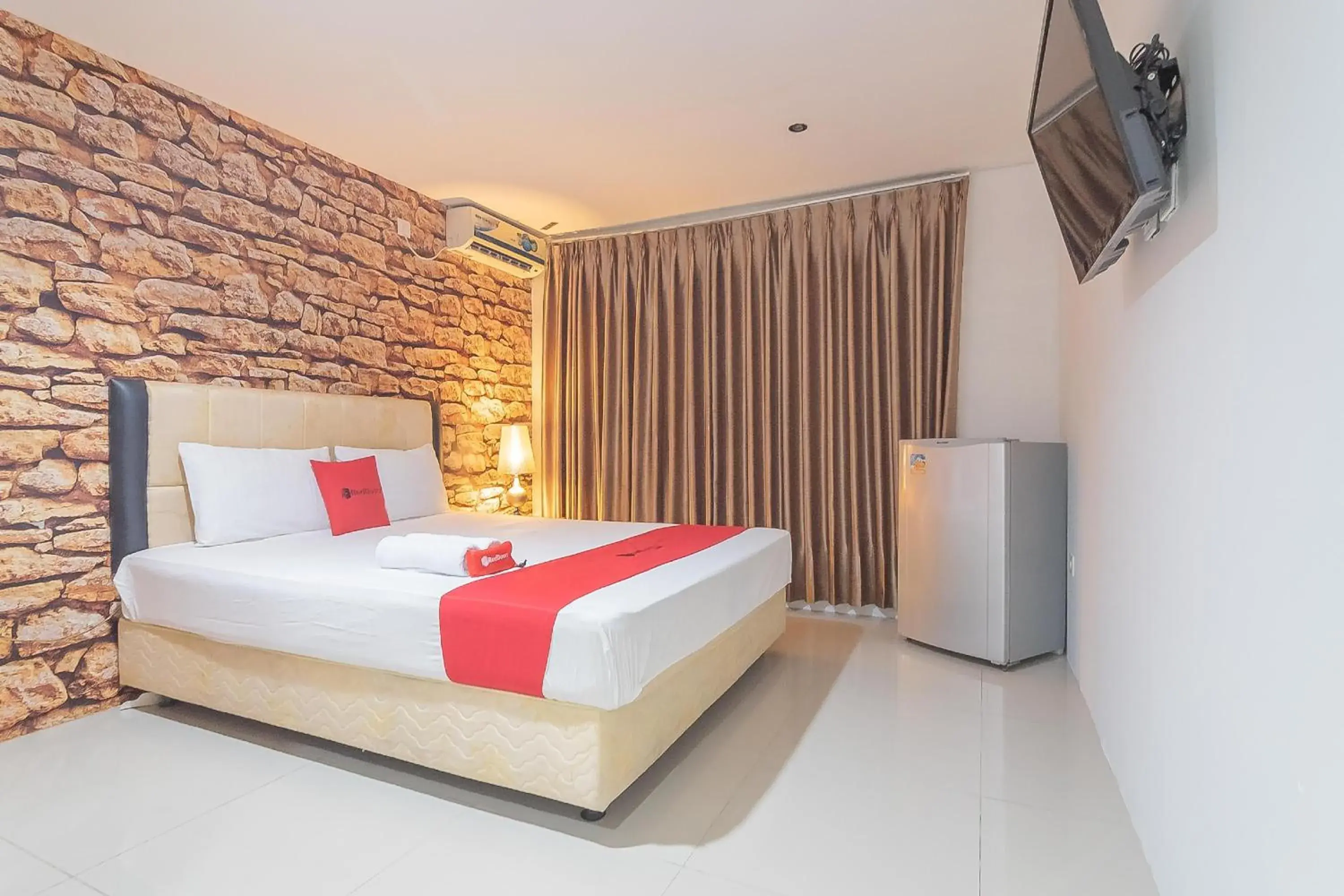 Bedroom, Bed in RedDoorz Plus near Sepinggan Airport 3 Balikpapan Bedroom, Bed in RedDoorz Plus near Sepinggan Airport 3 Balikpapan