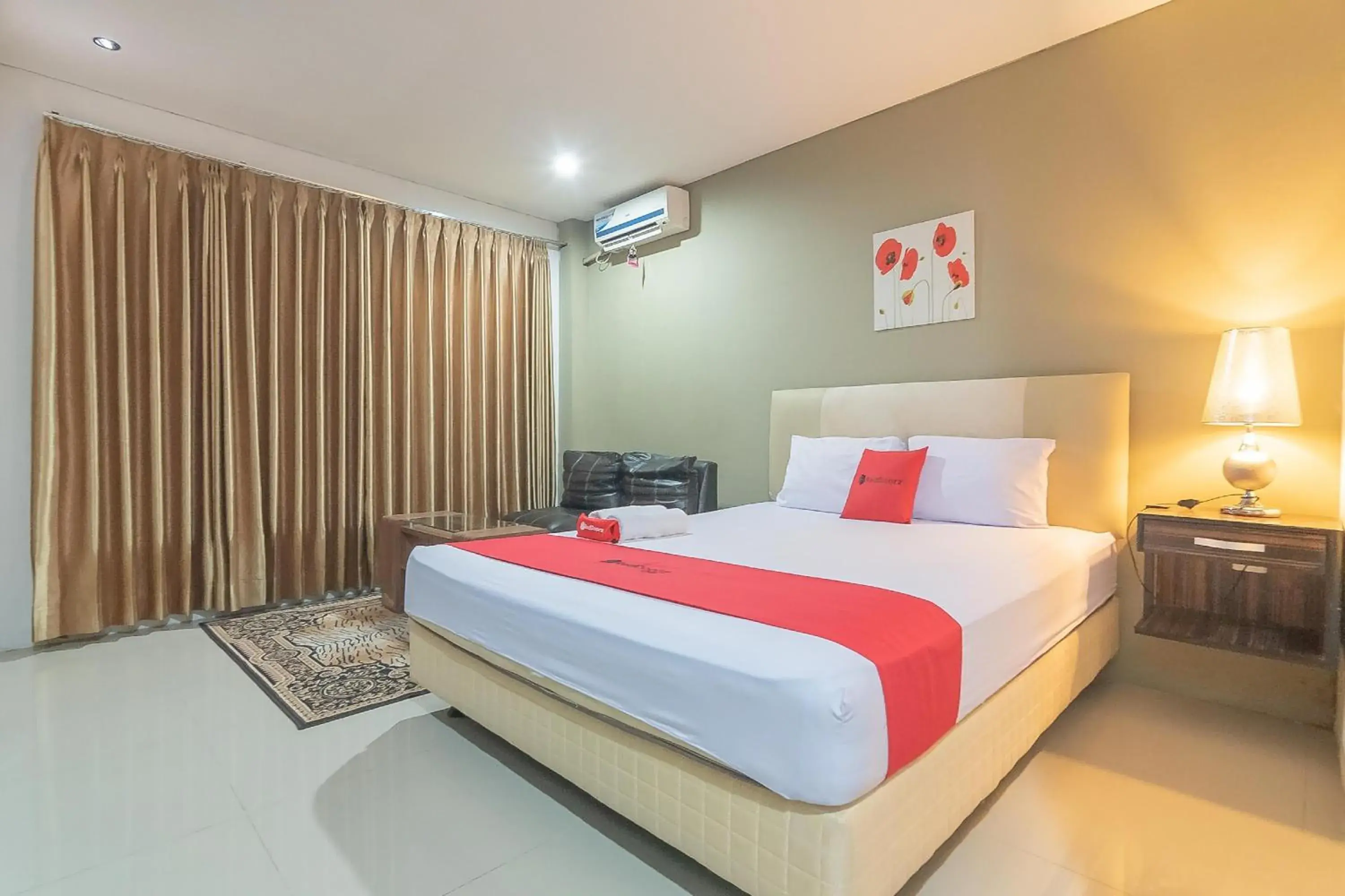 Bed in RedDoorz Plus near Sepinggan Airport 3 Balikpapan Bed in RedDoorz Plus near Sepinggan Airport 3 Balikpapan