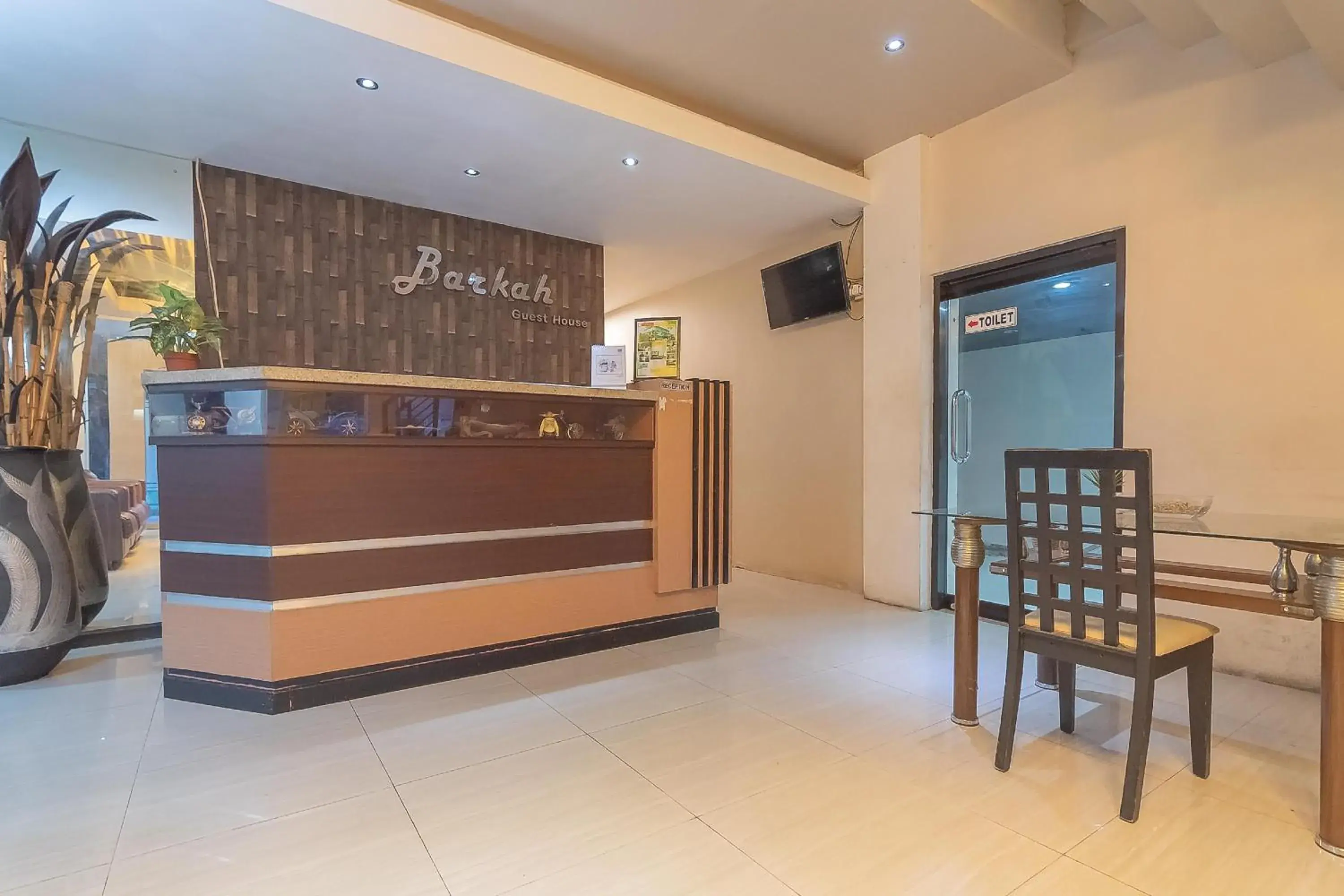 Lobby or reception in RedDoorz Plus near Sepinggan Airport 3 Balikpapan Lobby or reception in RedDoorz Plus near Sepinggan Airport 3 Balikpapan