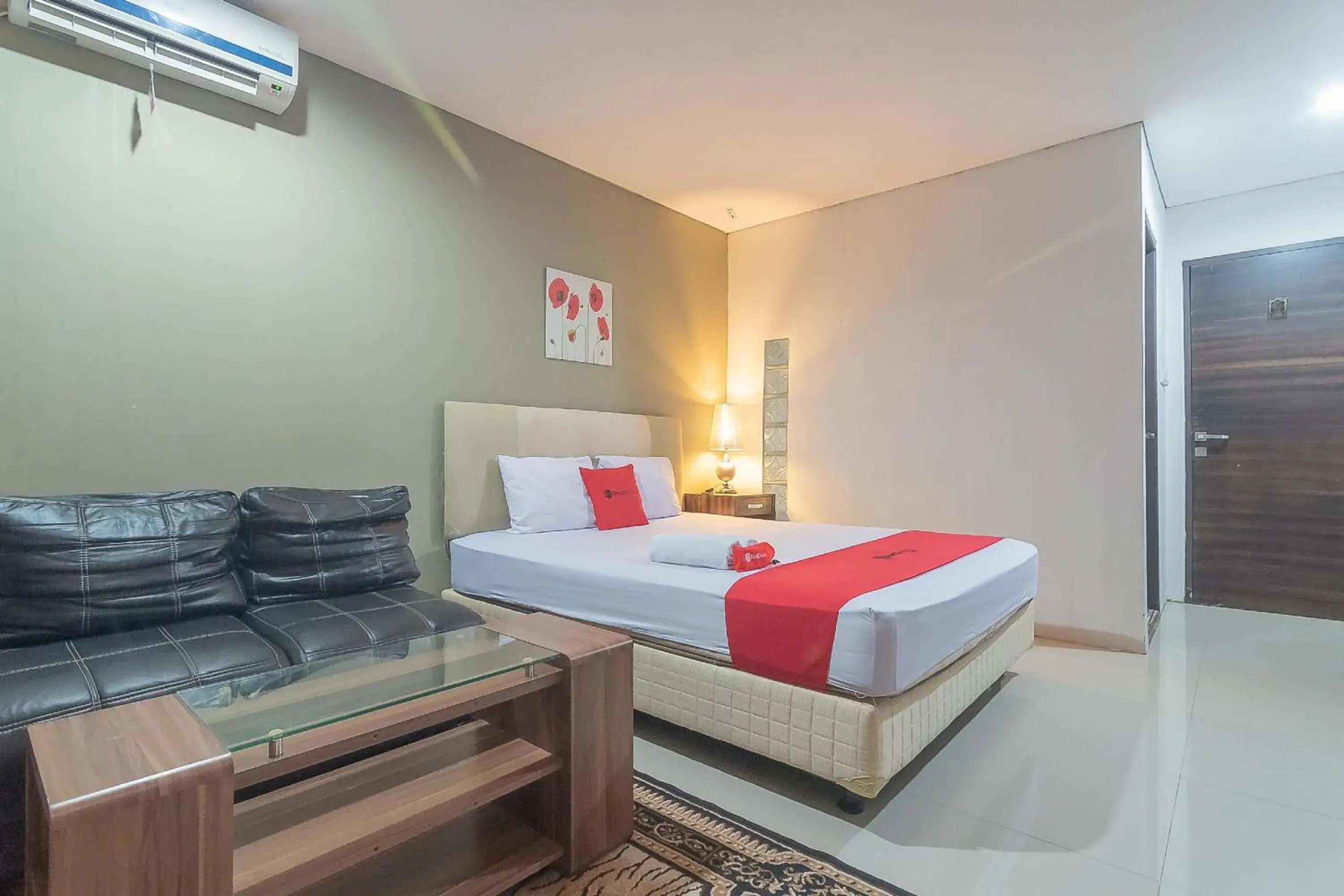 Bedroom, Bed in RedDoorz Plus near Sepinggan Airport 3 Balikpapan Bedroom, Bed in RedDoorz Plus near Sepinggan Airport 3 Balikpapan