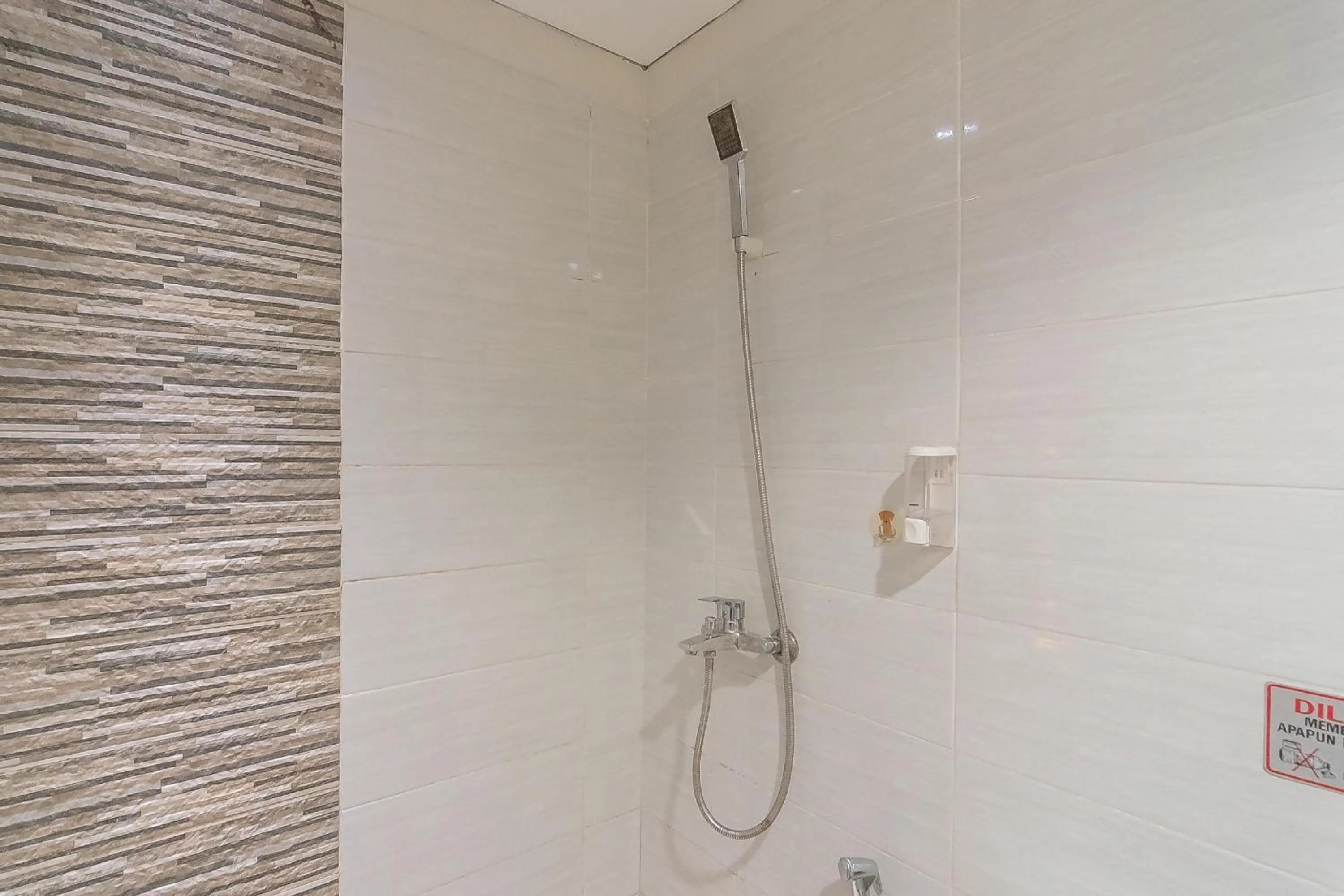 Bathroom in RedDoorz Plus near Sepinggan Airport 3 Balikpapan