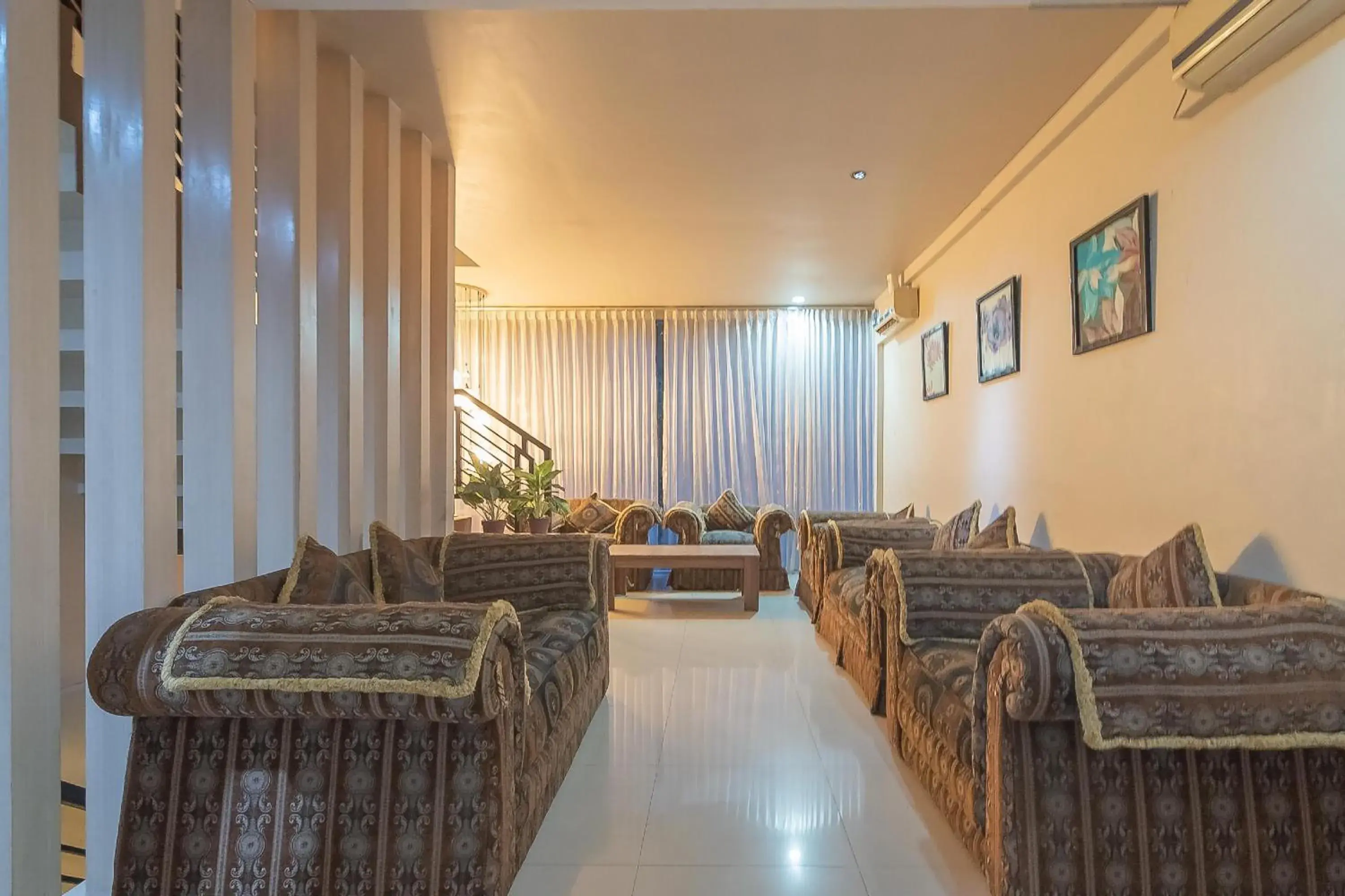 Living room in RedDoorz Plus near Sepinggan Airport 3 Balikpapan Living room in RedDoorz Plus near Sepinggan Airport 3 Balikpapan