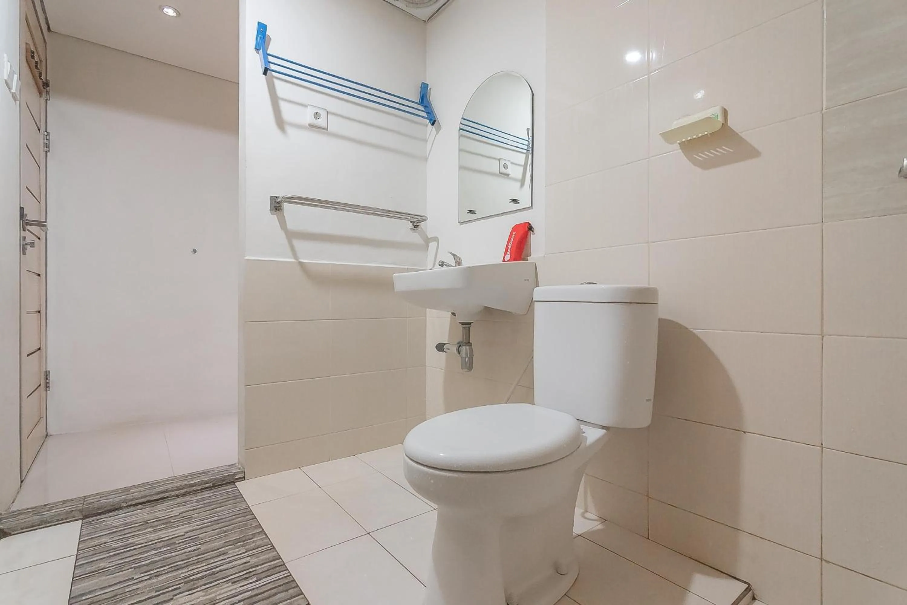 Bathroom in RedDoorz Plus near Sepinggan Airport 3 Balikpapan
