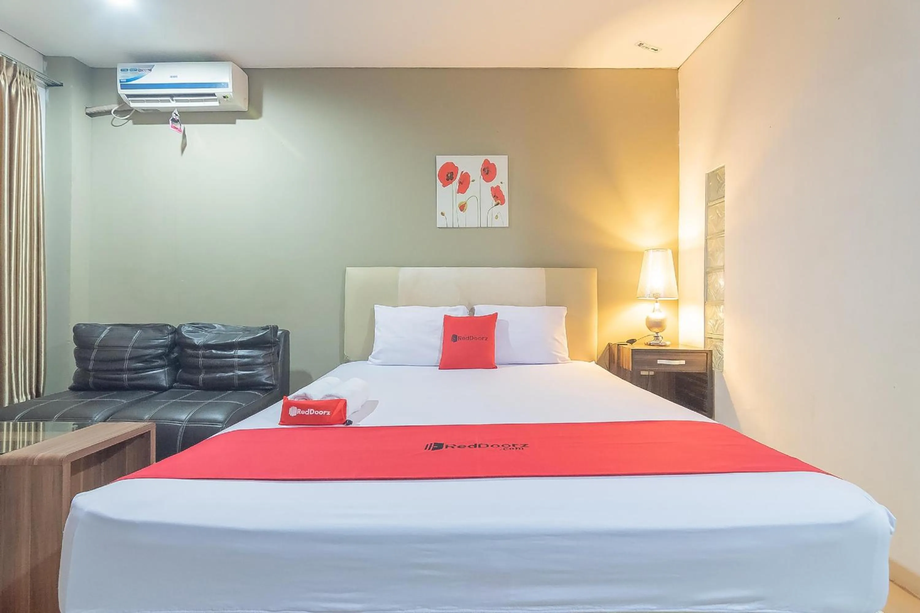 Bedroom, Bed in RedDoorz Plus near Sepinggan Airport 3 Balikpapan