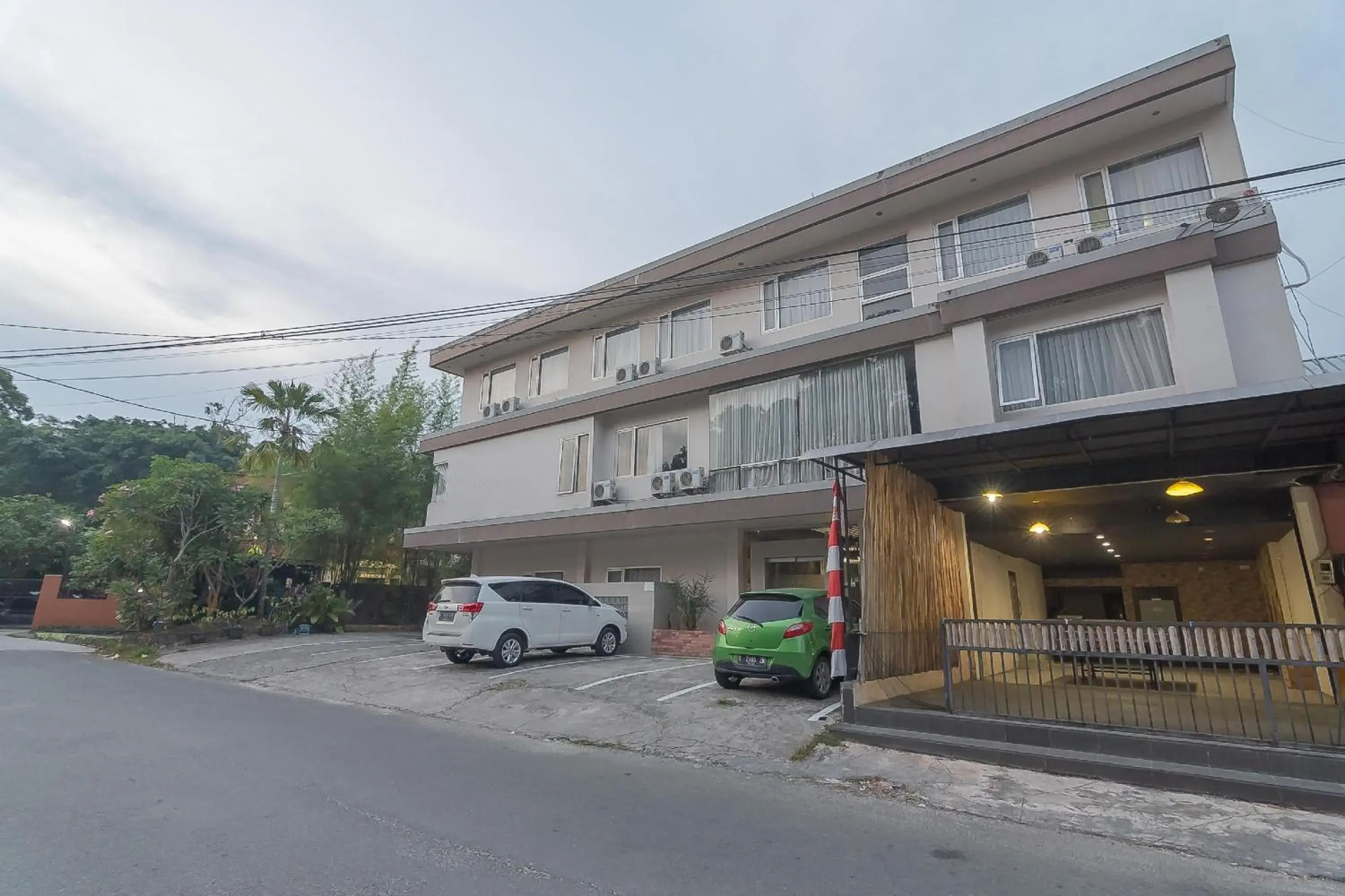 Property building in RedDoorz Plus near Sepinggan Airport 3 Balikpapan Property building in RedDoorz Plus near Sepinggan Airport 3 Balikpapan