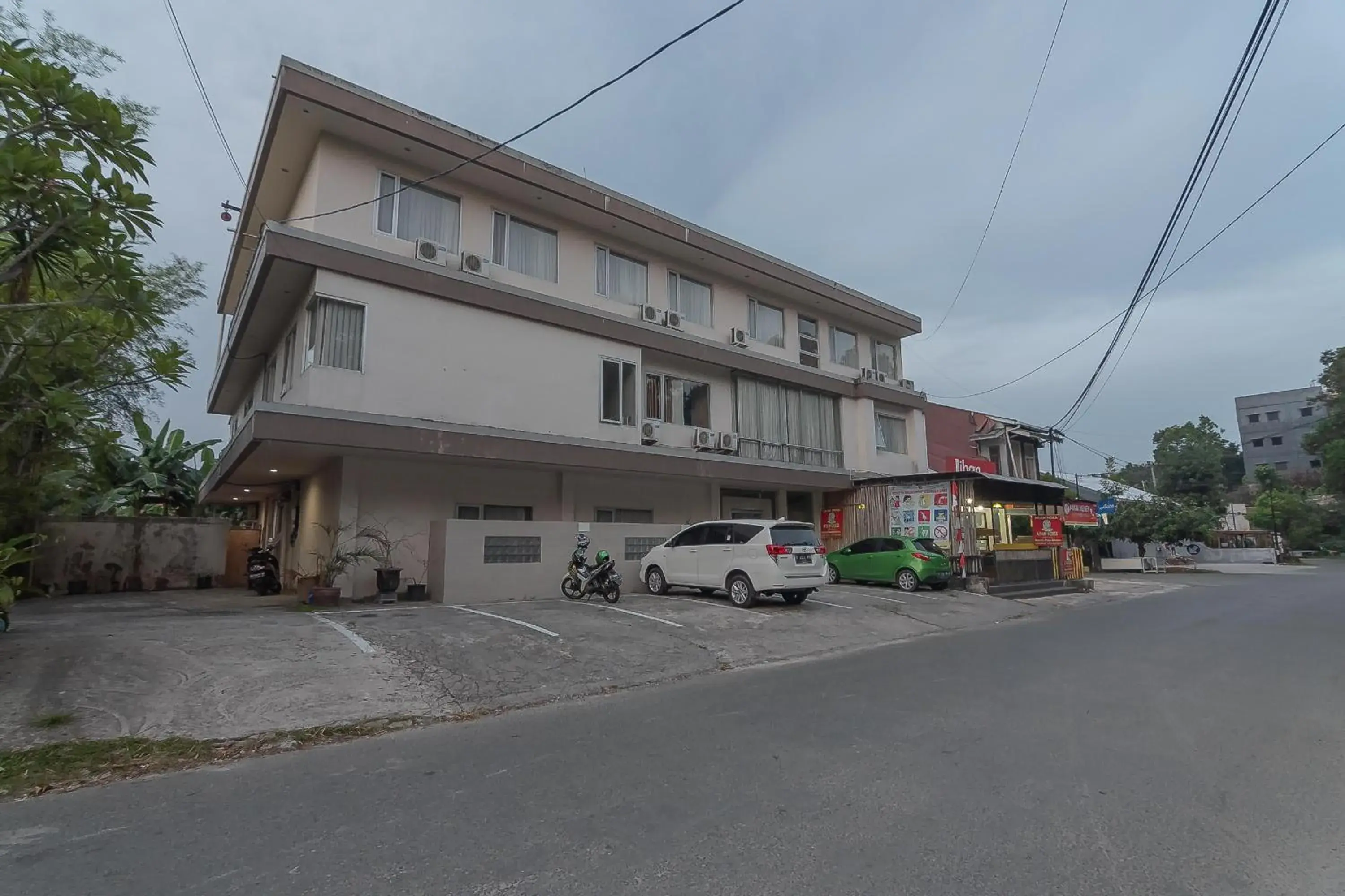 Property building in RedDoorz Plus near Sepinggan Airport 3 Balikpapan Property building in RedDoorz Plus near Sepinggan Airport 3 Balikpapan