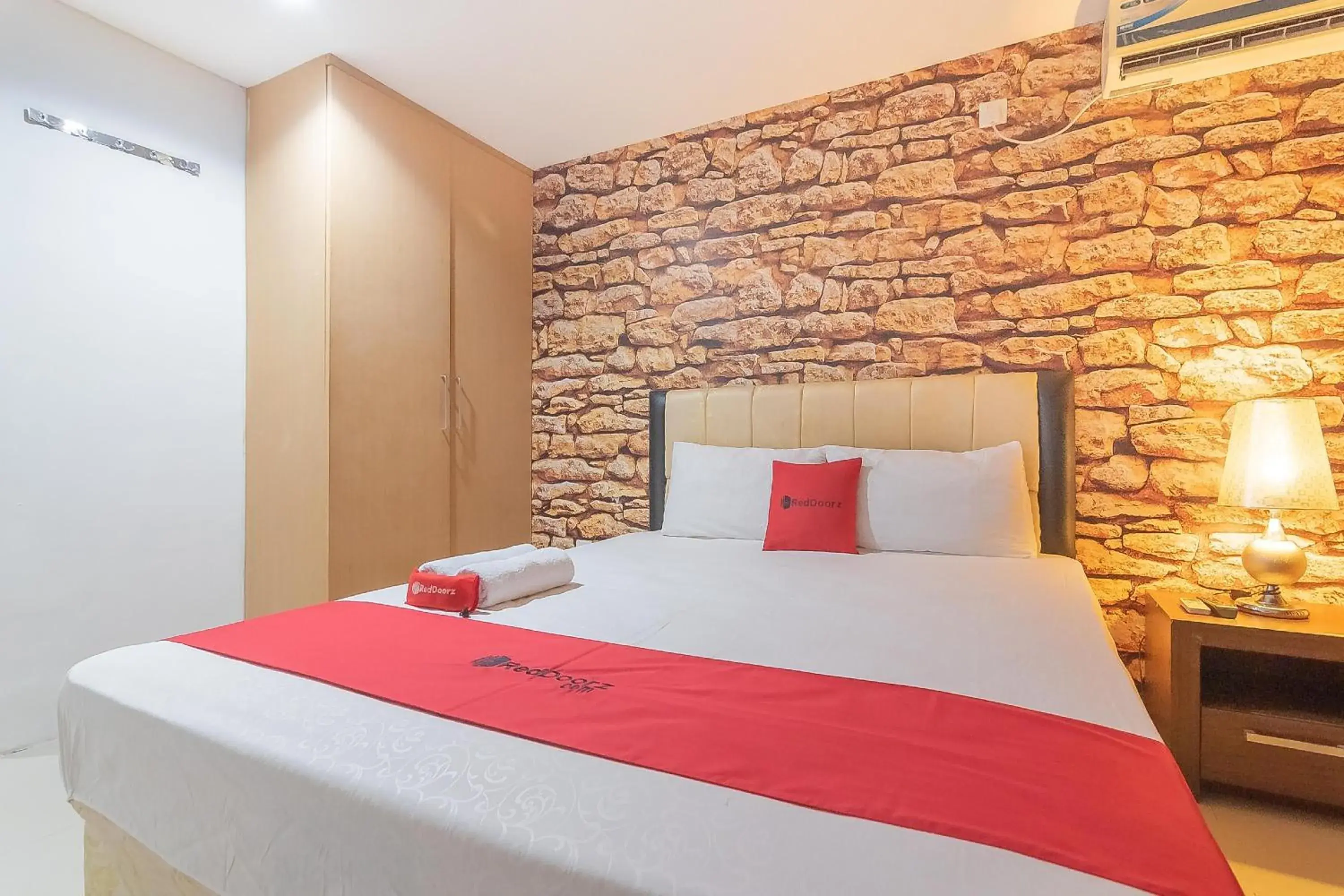 Bedroom, Bed in RedDoorz Plus near Sepinggan Airport 3 Balikpapan Bedroom, Bed in RedDoorz Plus near Sepinggan Airport 3 Balikpapan