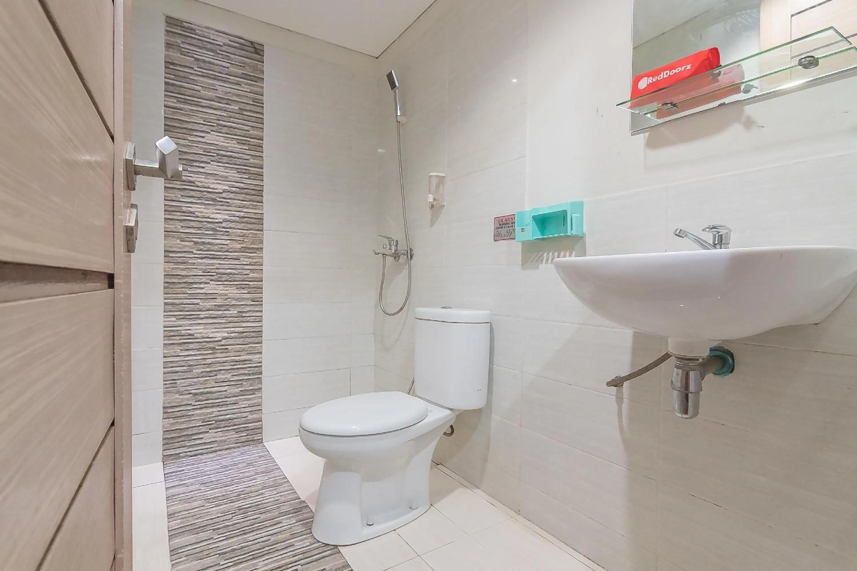 Bathroom in RedDoorz Plus near Sepinggan Airport 3 Balikpapan