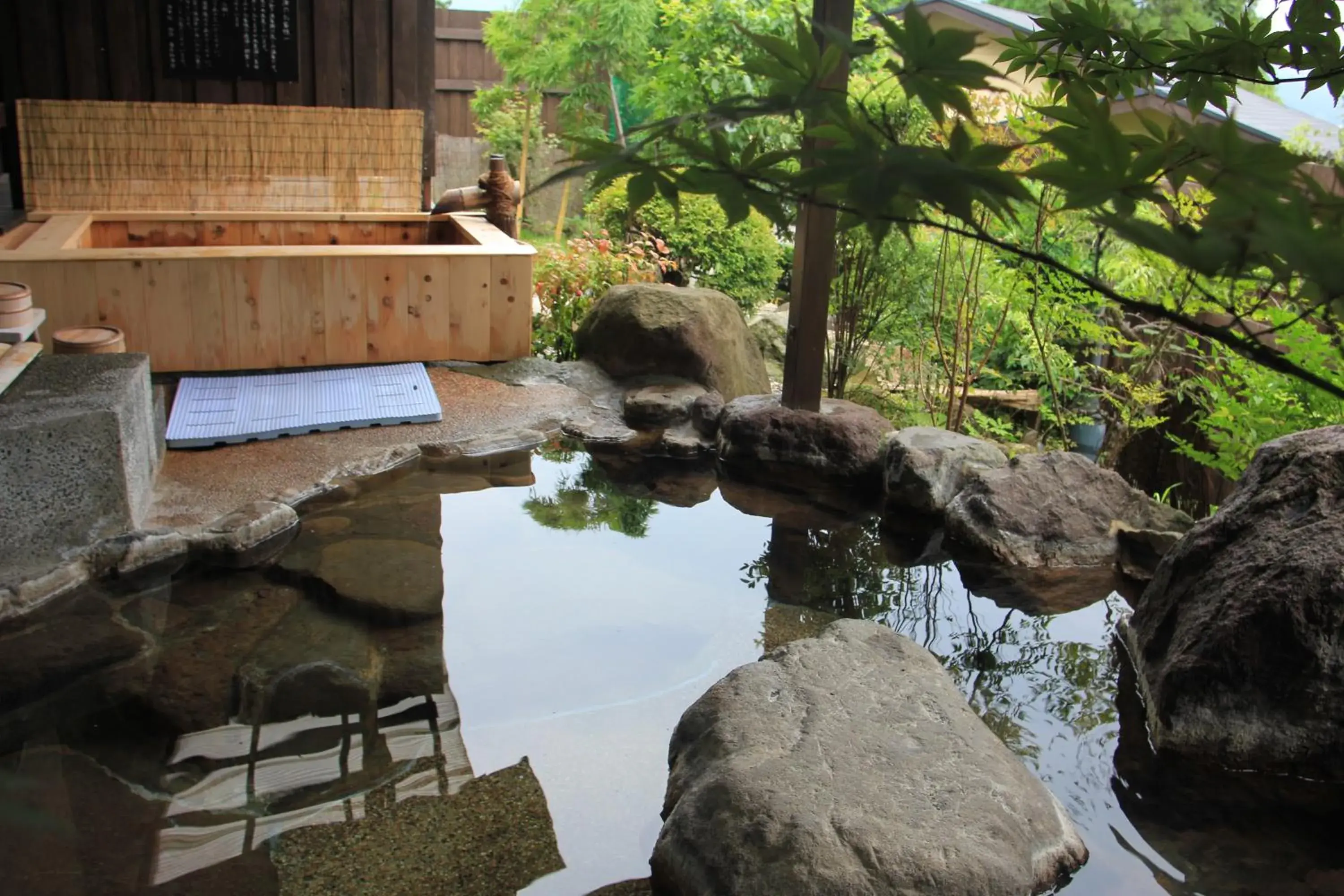 Lake view in Yufuin-Sanso Waremokou Lake view in Yufuin-Sanso Waremokou