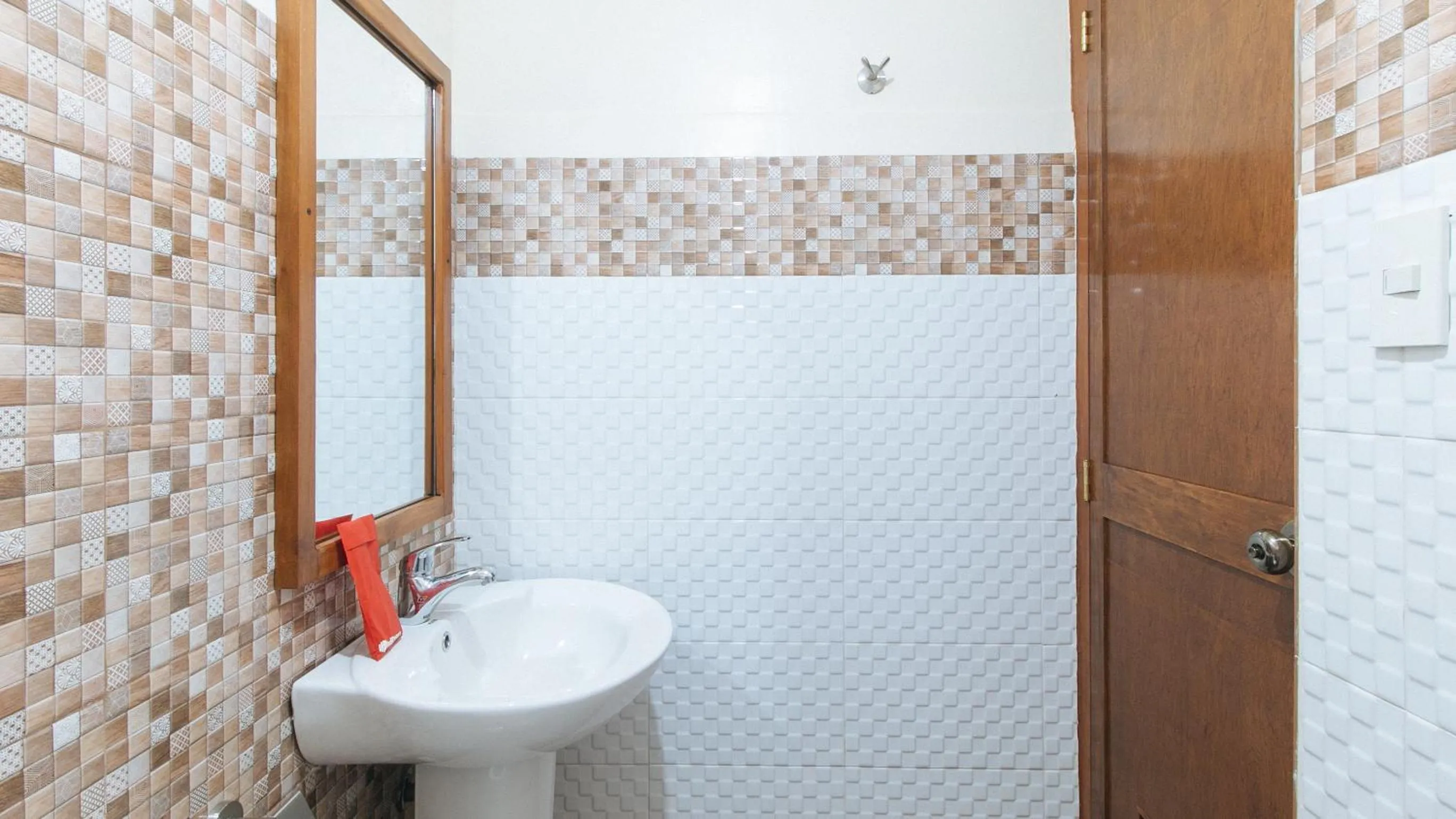 Bathroom in RedDoorz Plus near Johnson and Johnson Paranaque