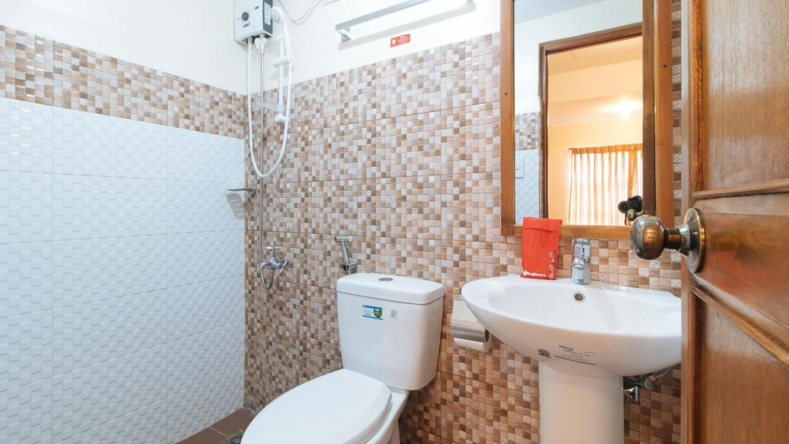 Shower in RedDoorz Plus near Johnson and Johnson Paranaque