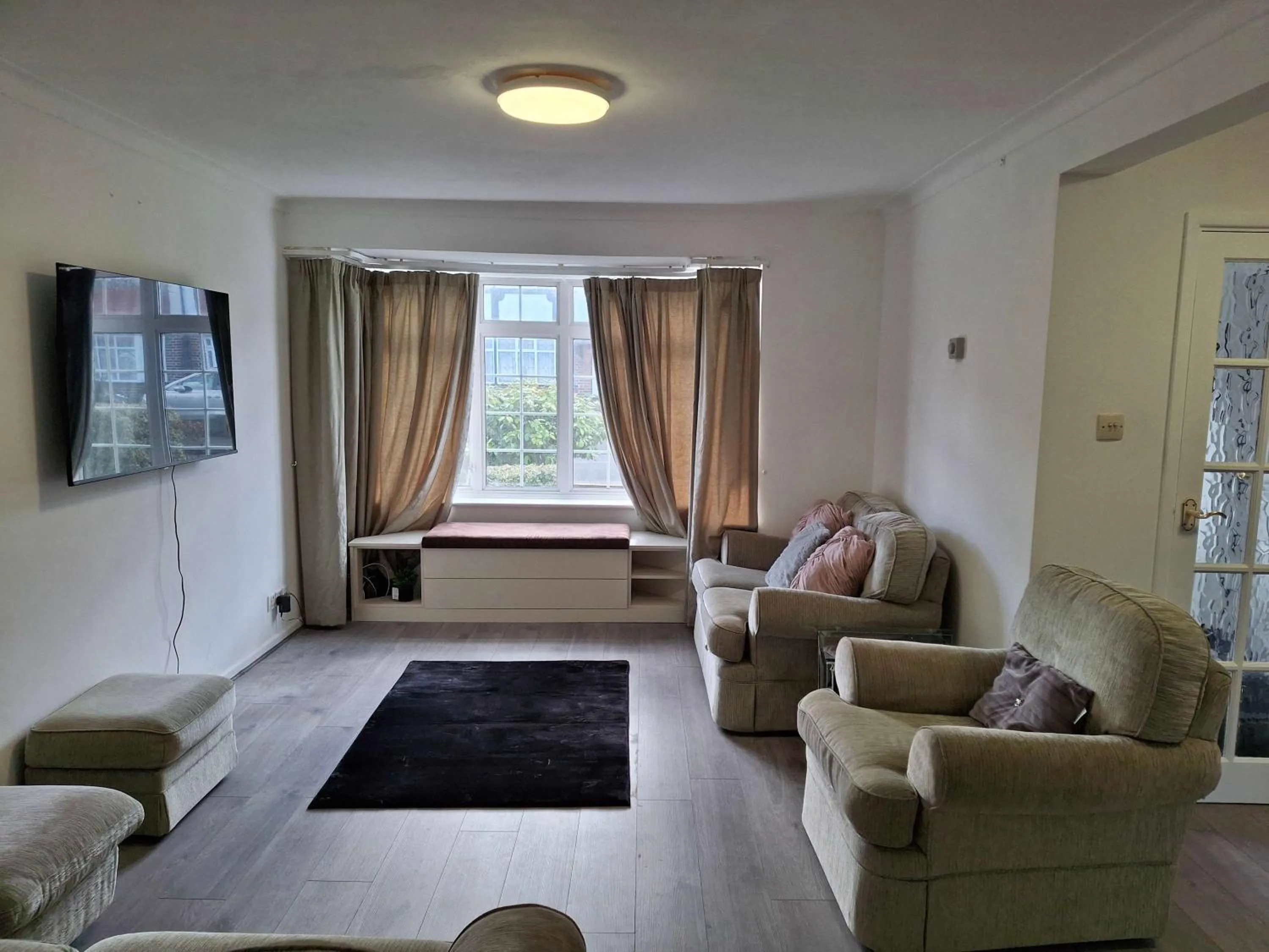 Nicely decorated 3 bedroom house near Heathrow, London