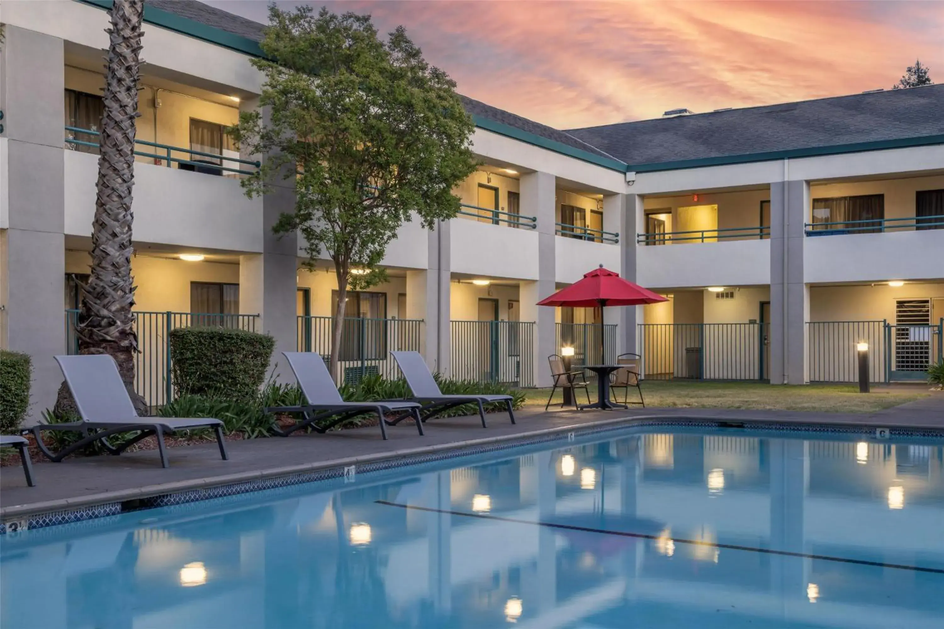 Pool view in Best Western Heritage Inn Pool view in Best Western Heritage Inn