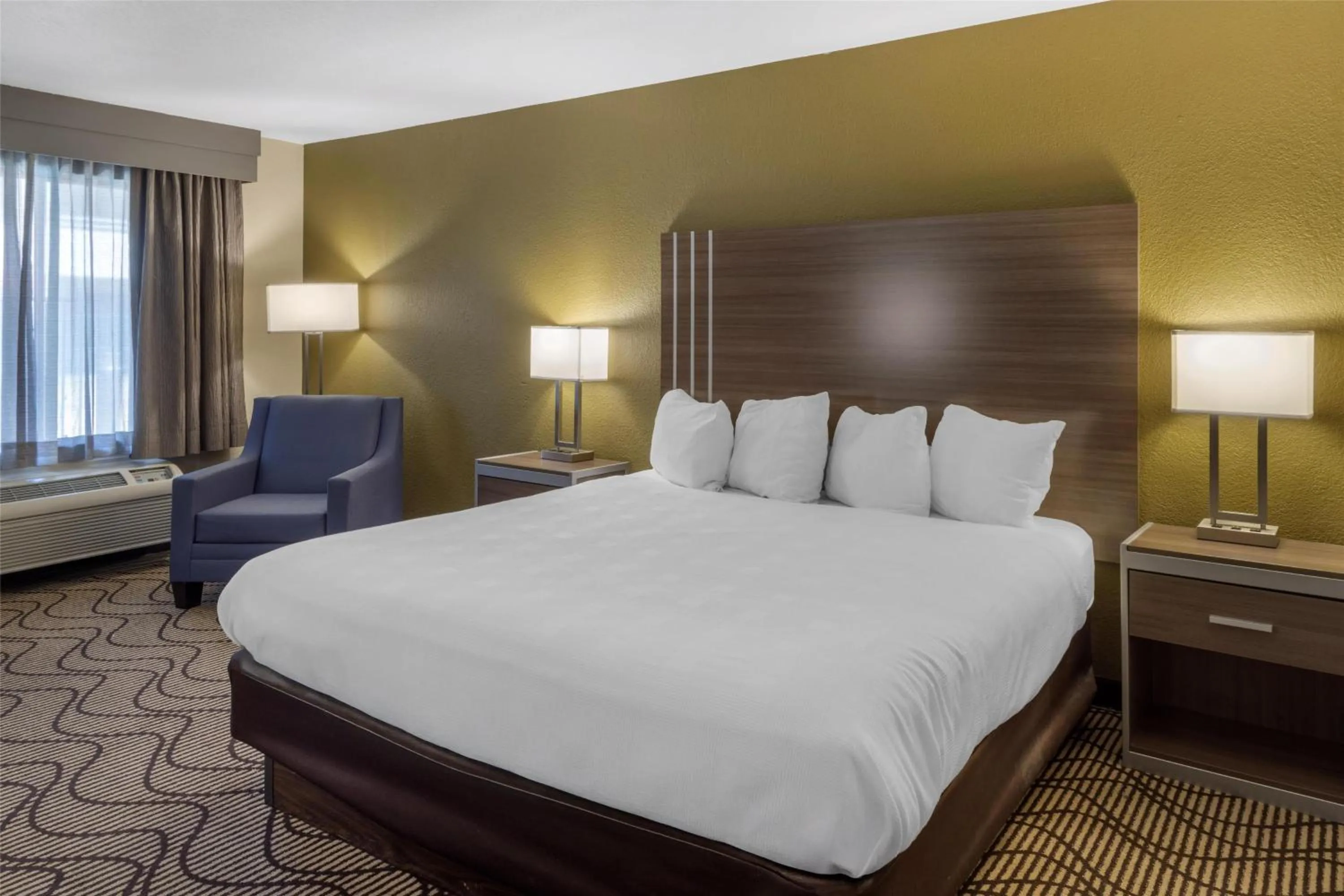 Bedroom, Bed in Best Western Heritage Inn