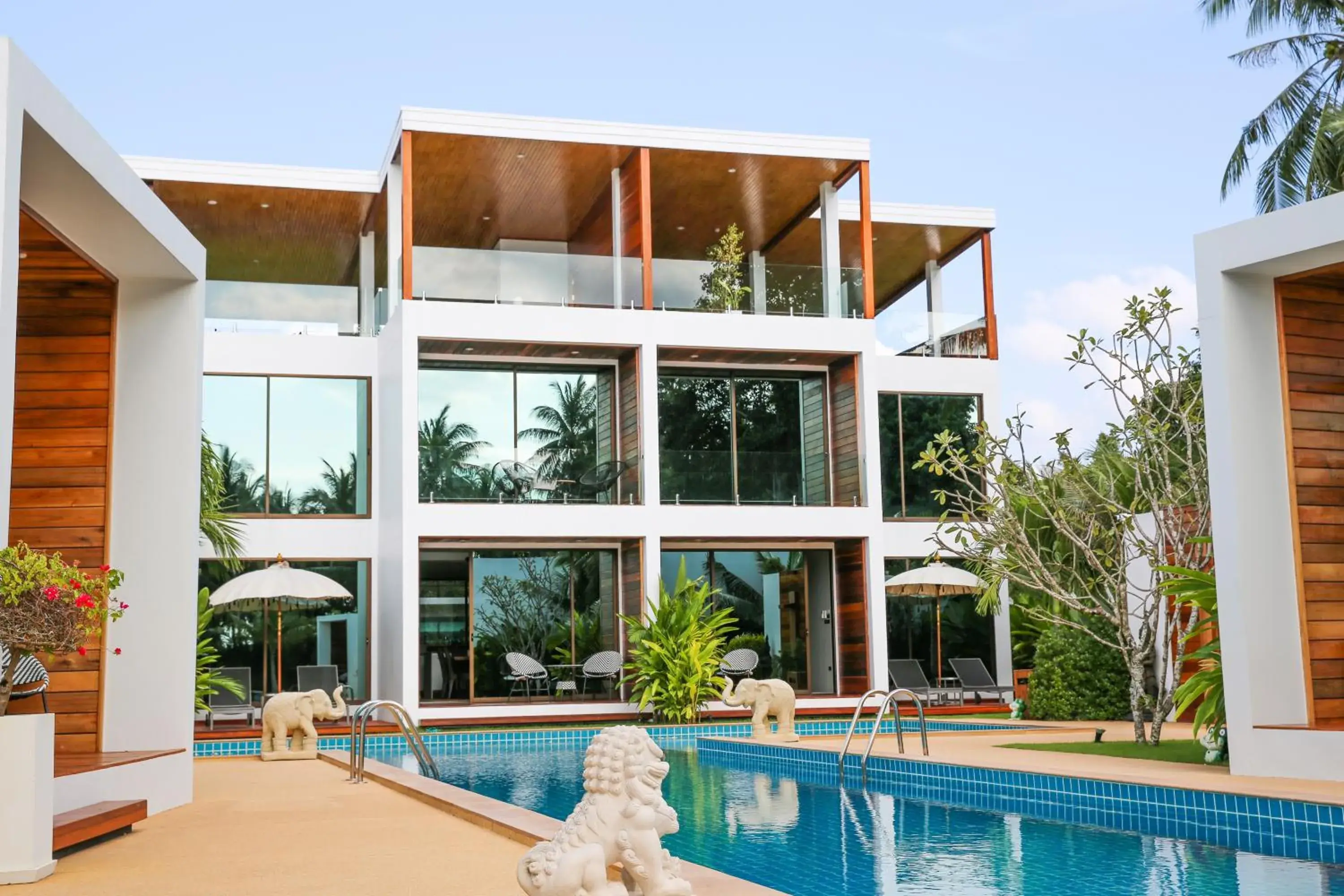 Property building in Zee Luxury Boutique Hotel Property building in Zee Luxury Boutique Hotel