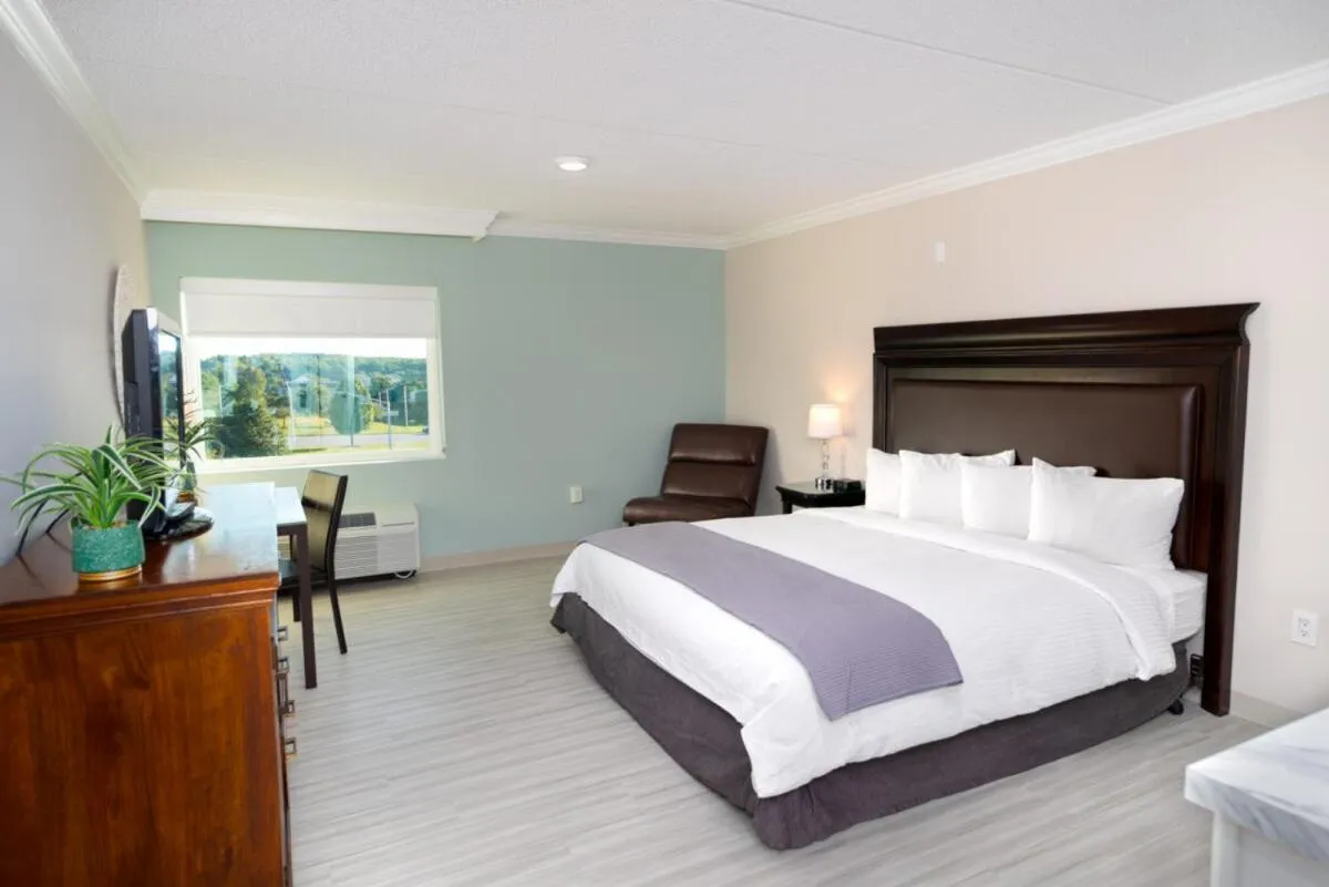 Photo of the whole room, Bed in Bella Vista Hotel & Suites