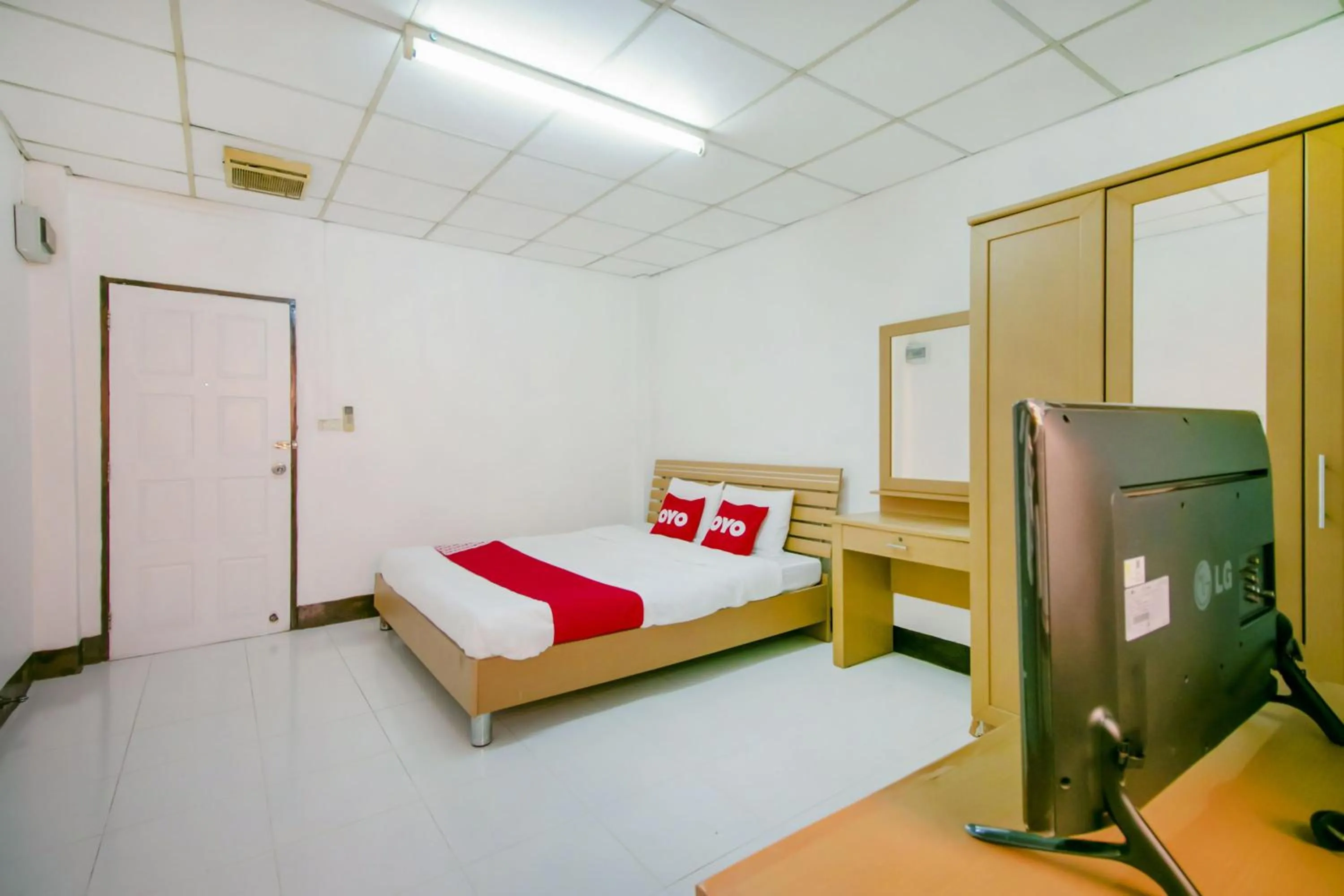 Photo of the whole room, Bed in OYO 525 MRT Phetkasem 48-1 Place