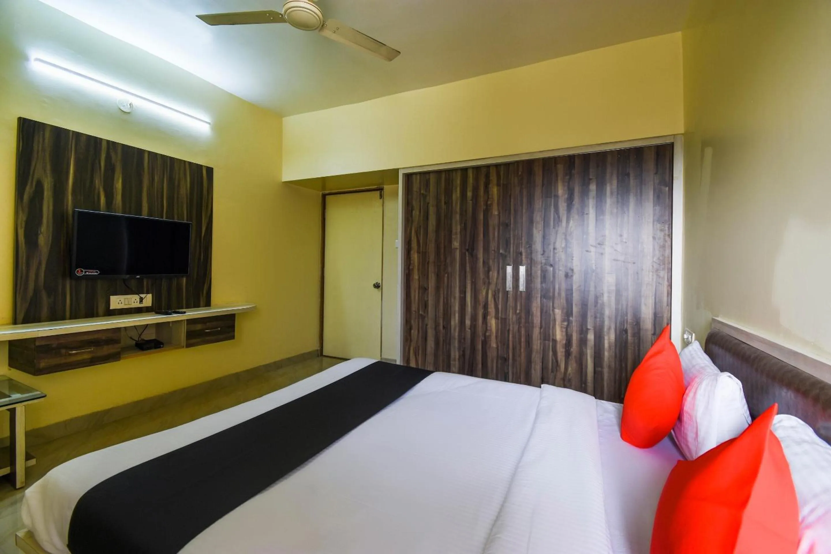 Bedroom, Bed in Hotel O by OYO Dwarka Lodge