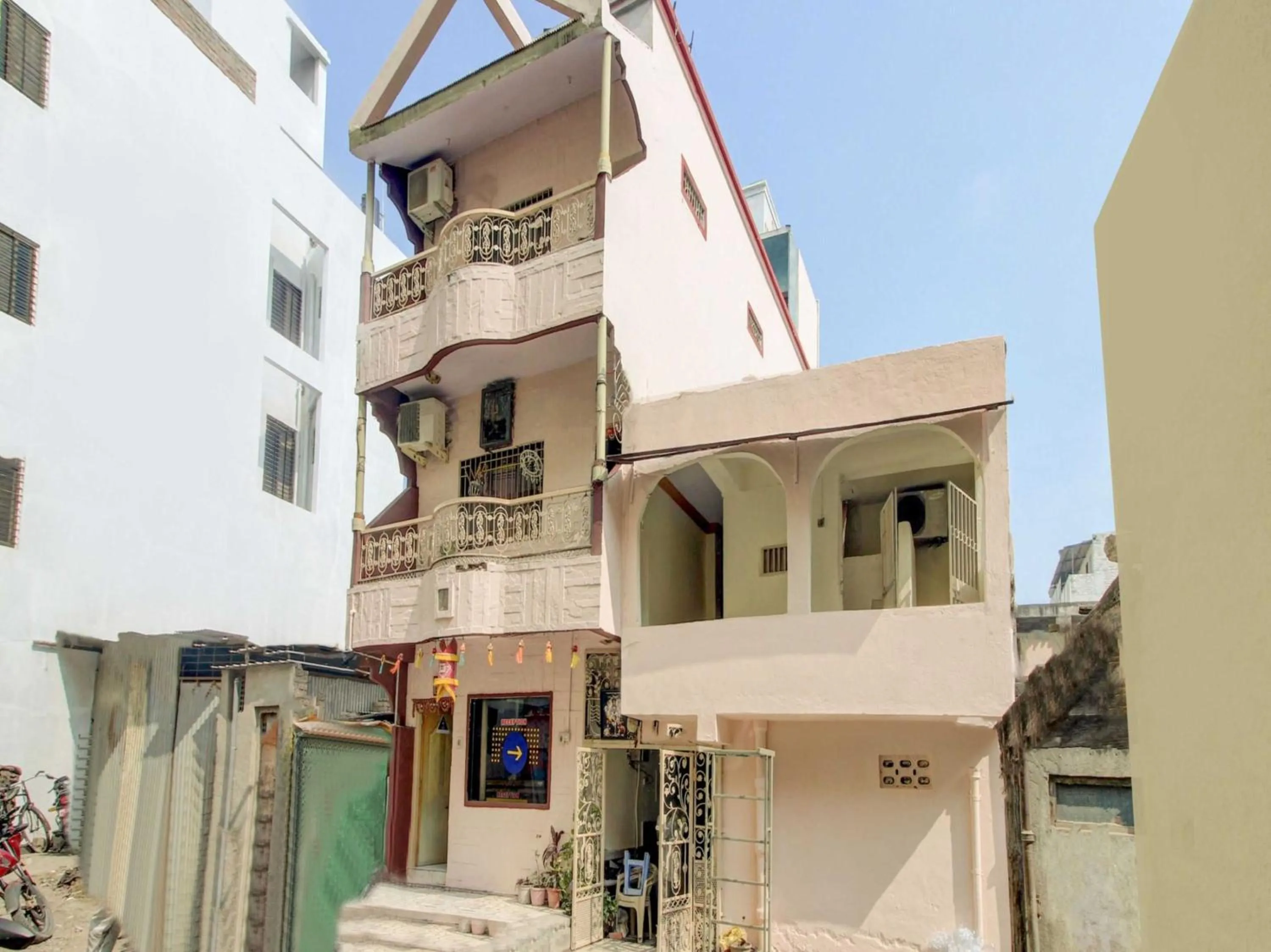 Facade/entrance in SPOT ON 63695 Hotel Sai Muskaan