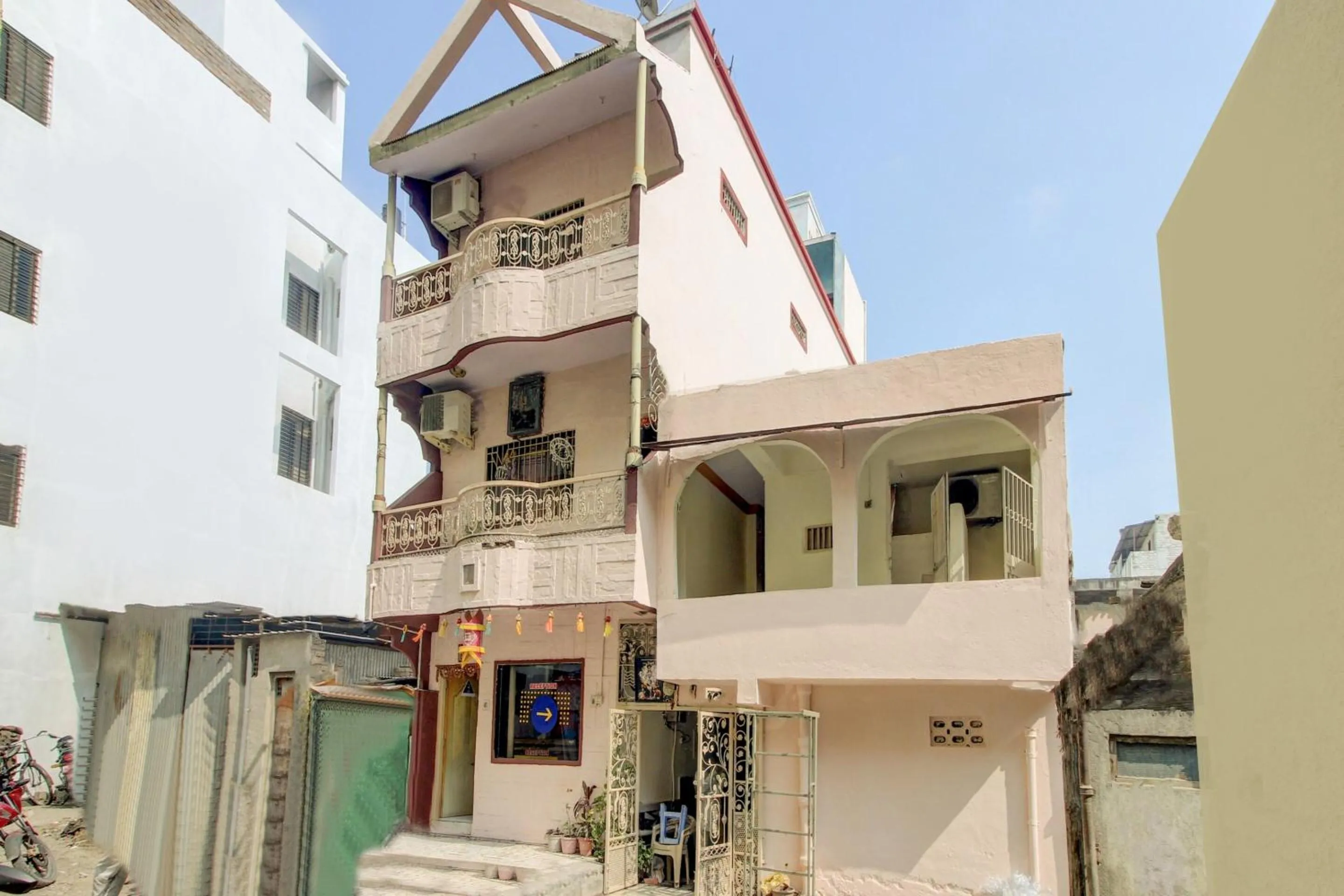 Facade/entrance in SPOT ON 63695 Hotel Sai Muskaan