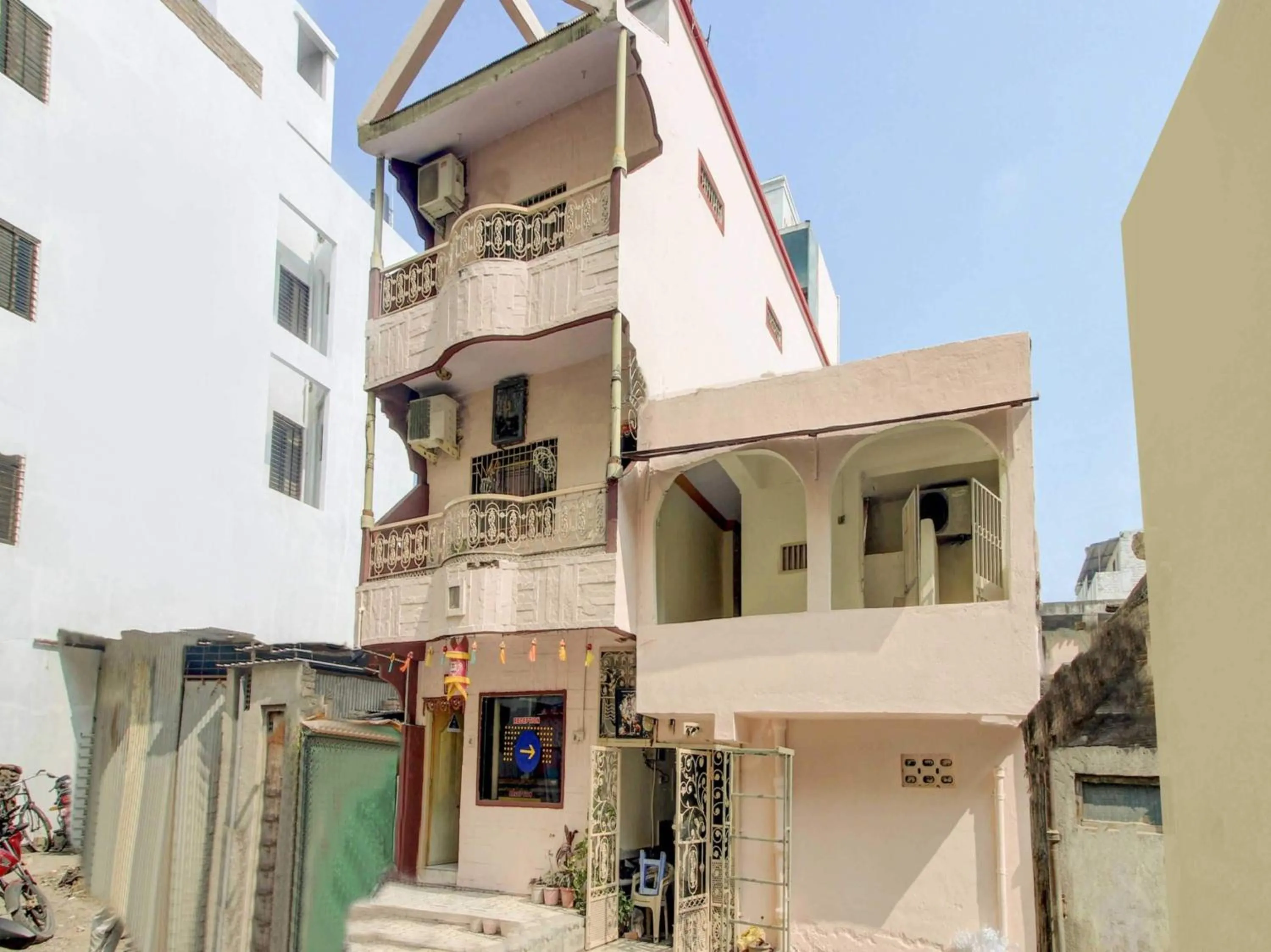 Facade/entrance in SPOT ON 63695 Hotel Sai Muskaan