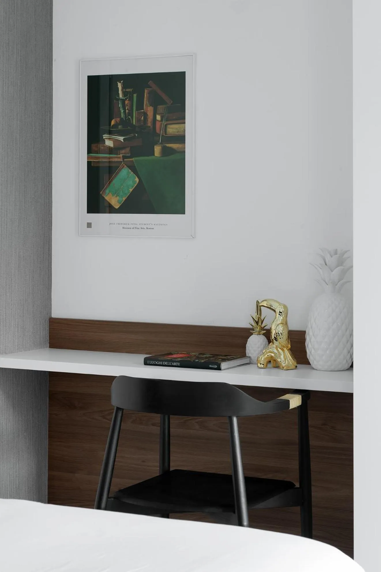 Library in Aria Boutique Apartments Farneti