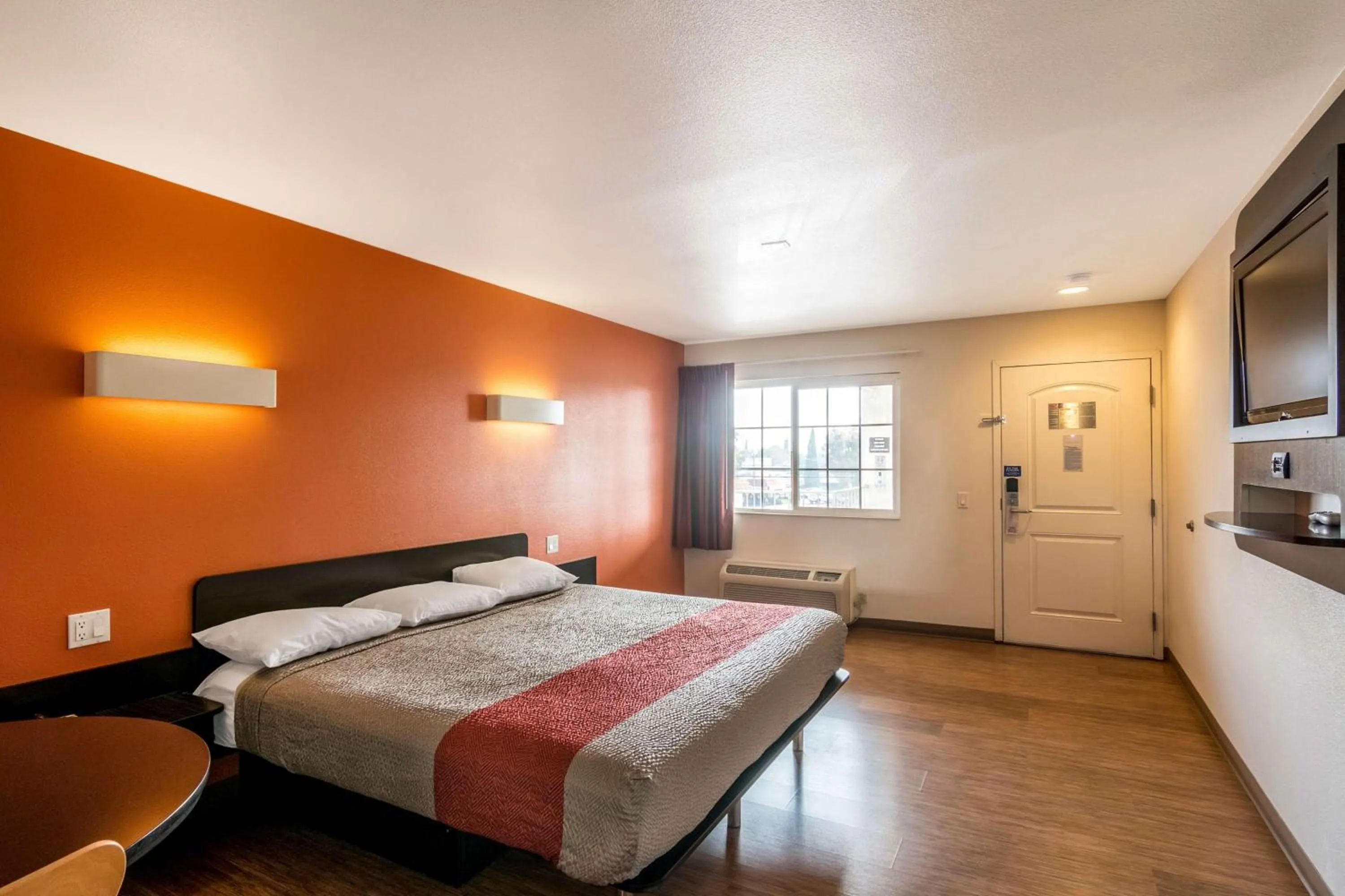 TV and multimedia, Bed in Motel 6 Bell Gardens, CA - Los Angeles