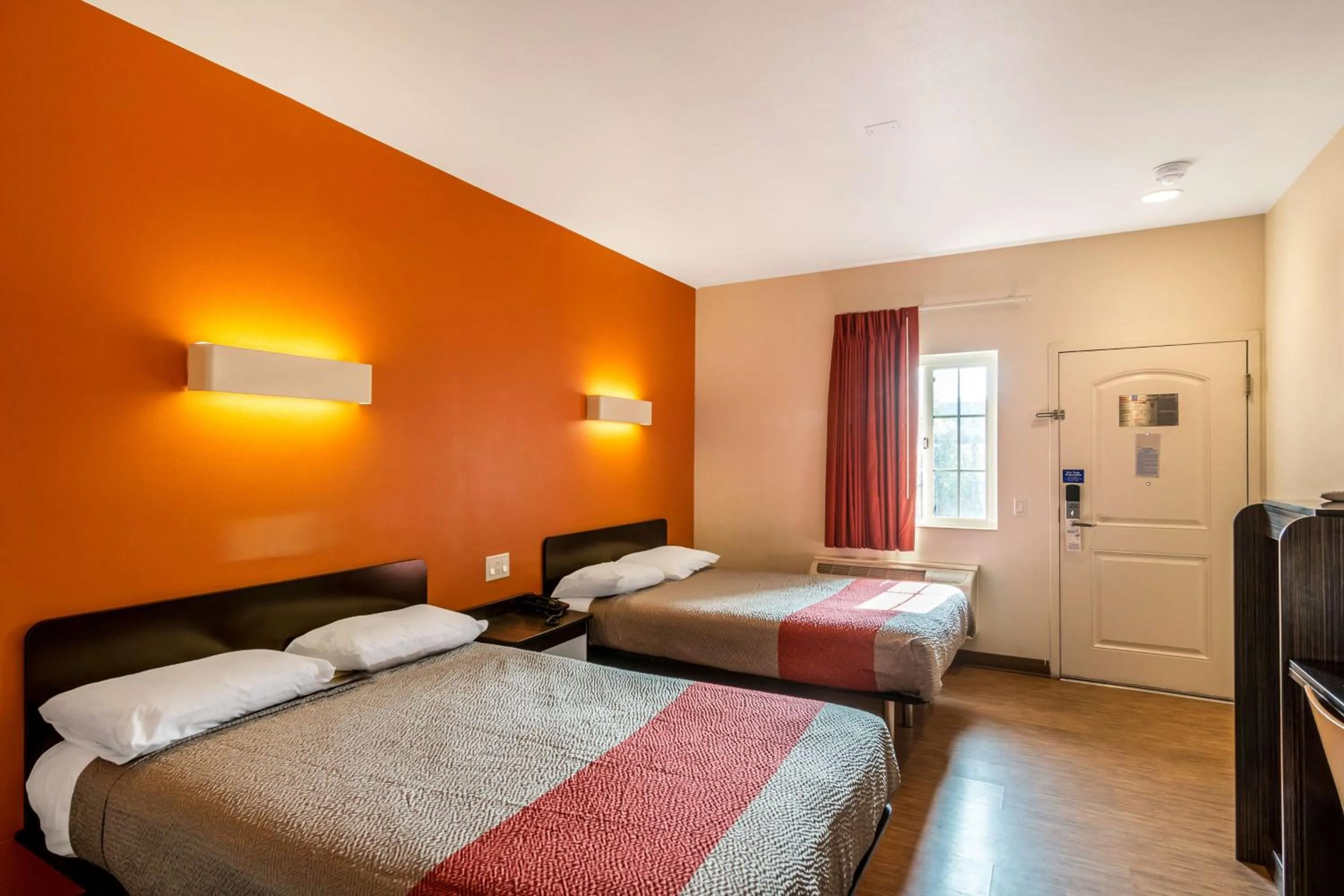 Photo of the whole room, Bed in Motel 6 Bell Gardens, CA - Los Angeles