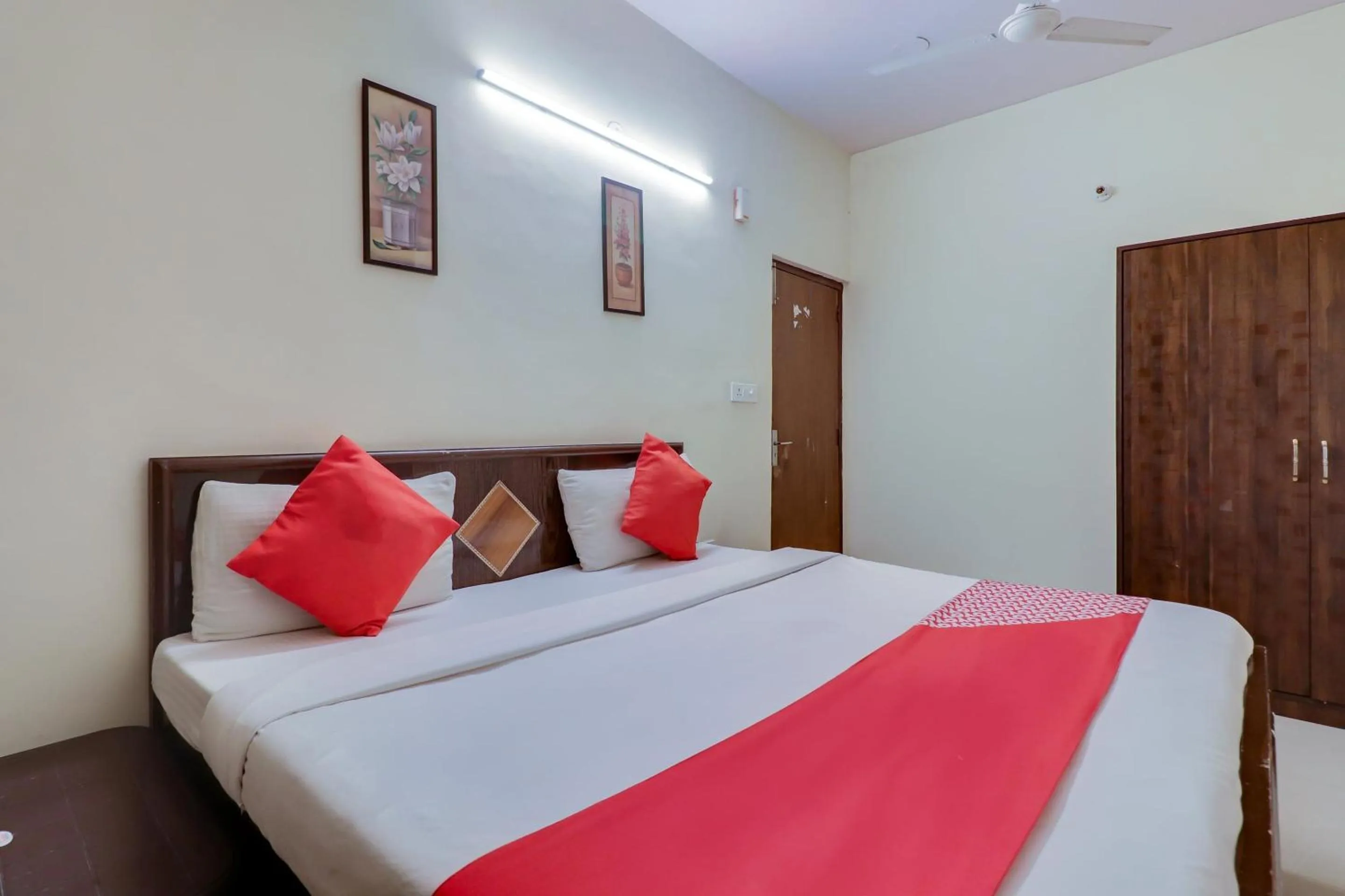 Lobby or reception, Bed in Hotel O Red Rose Residency