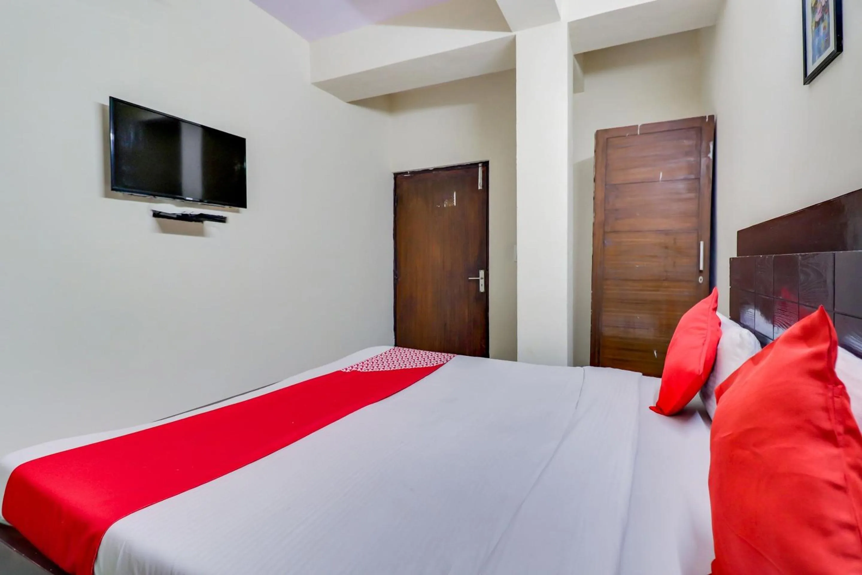 Bedroom, Bed in Hotel O Red Rose Residency