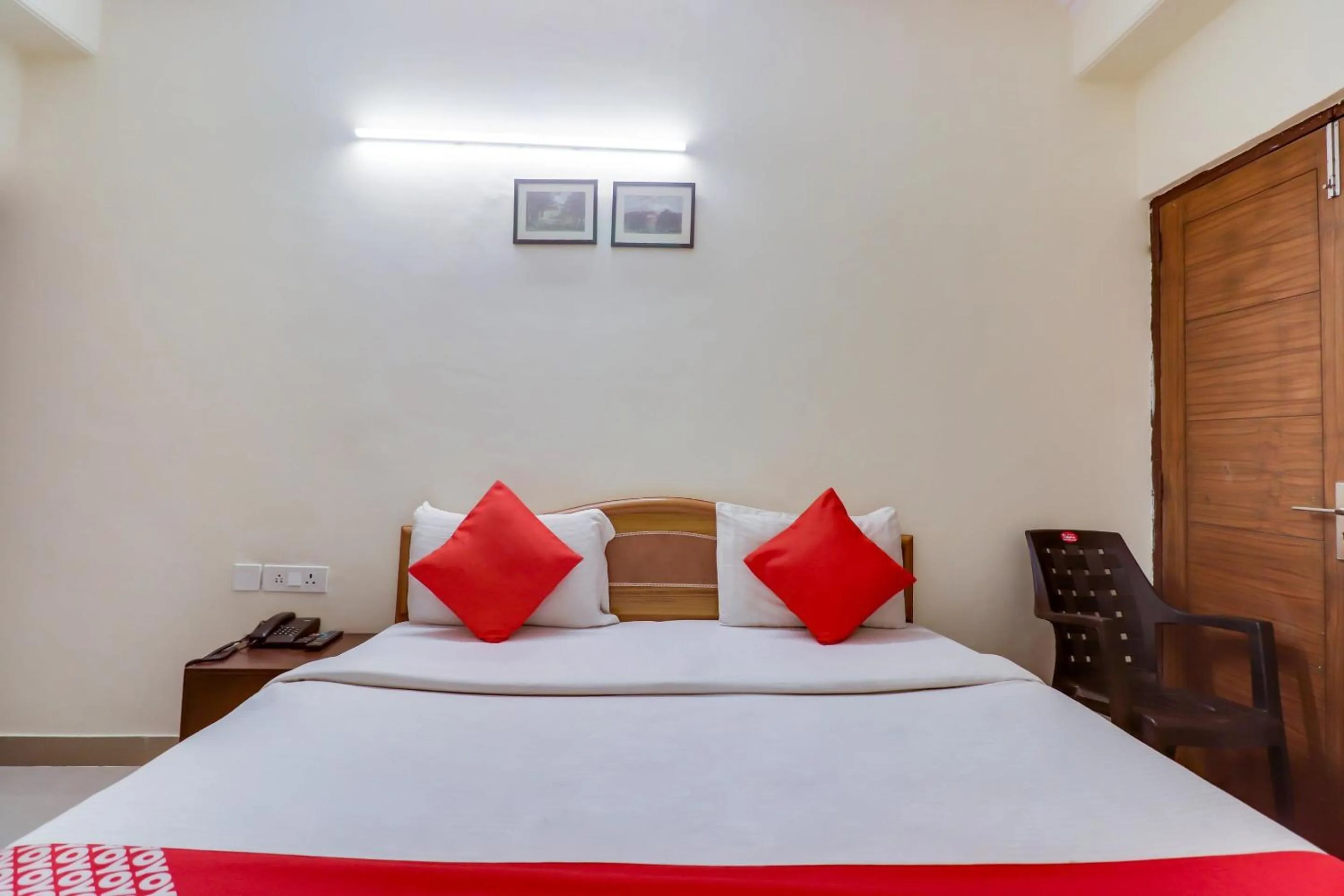 Bedroom, Bed in Hotel O Red Rose Residency